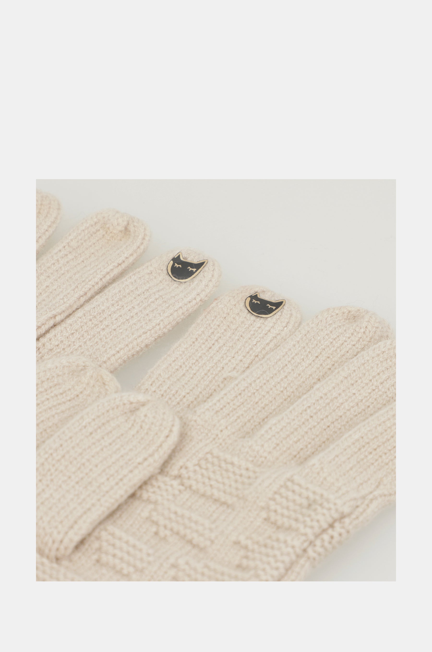 Beige gestrickte Handschuhe