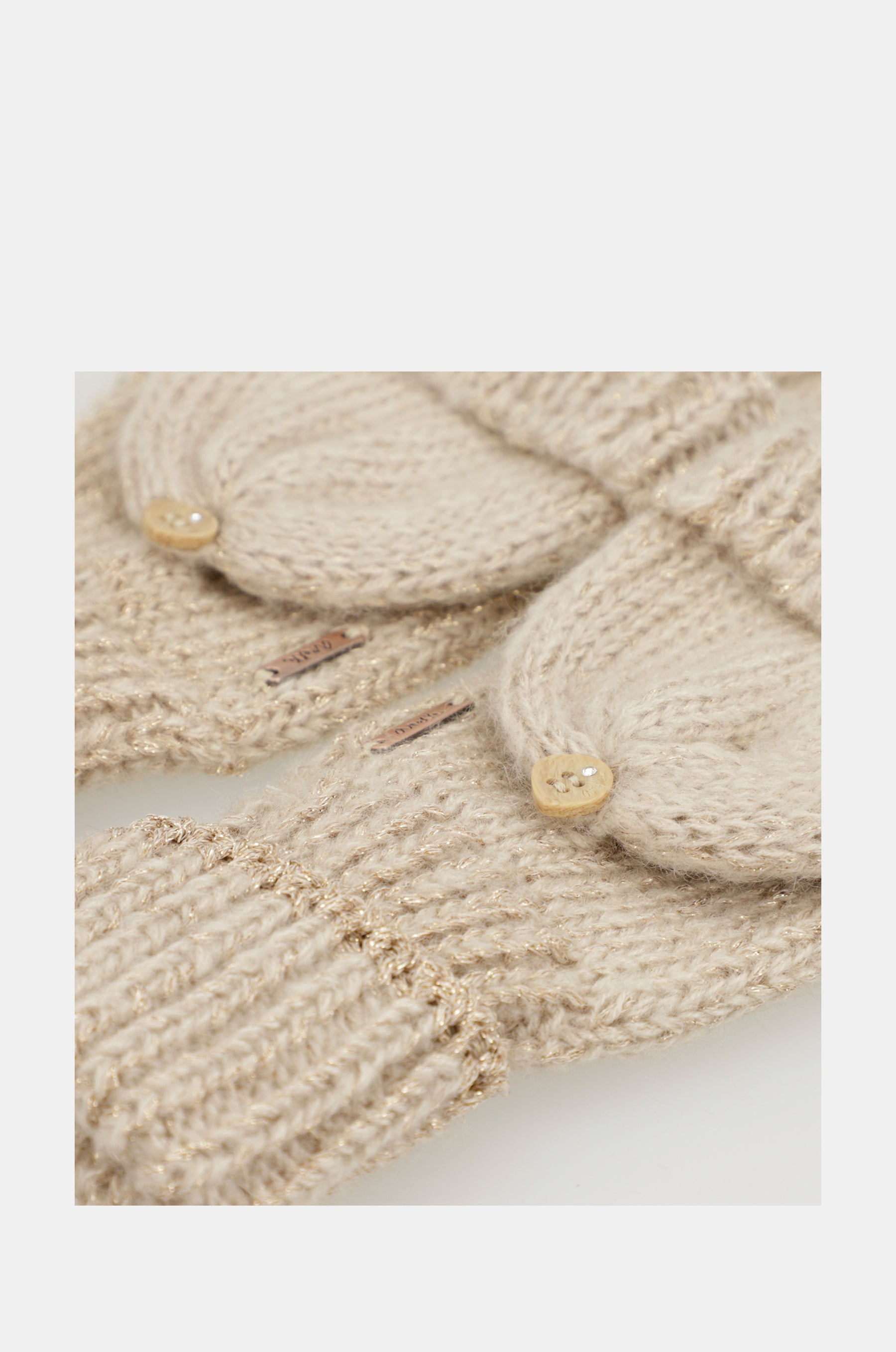 Beigefarbene Fäustlinge mit Logo