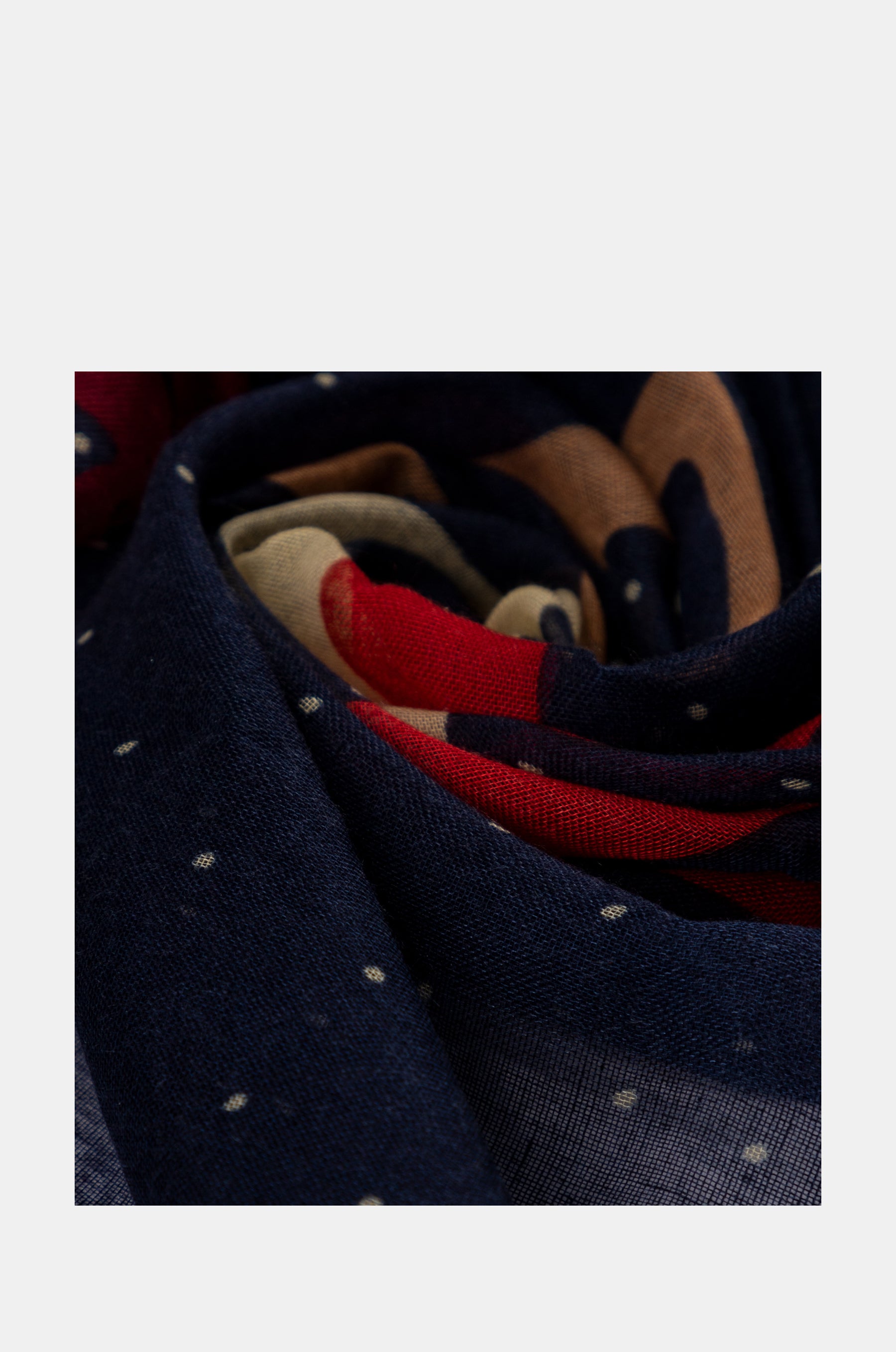 Kene Schal mit marineblauem Aufdruck