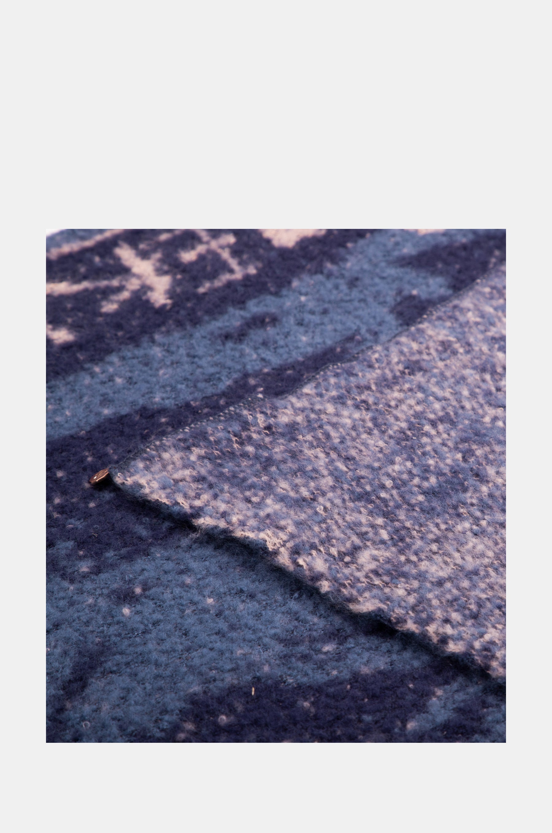 Zeitgenössischer marineblauer Schal