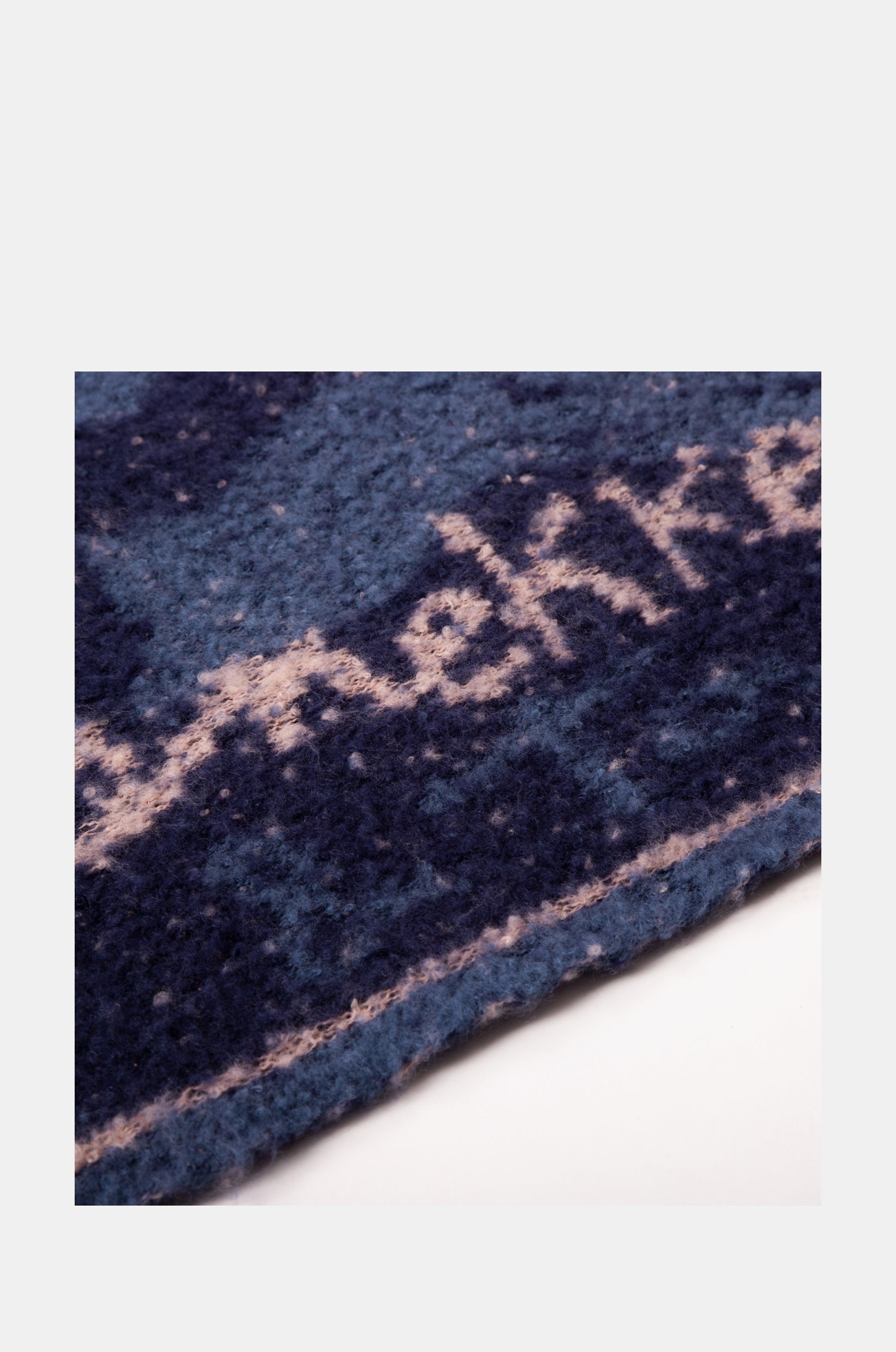 Zeitgenössischer marineblauer Schal
