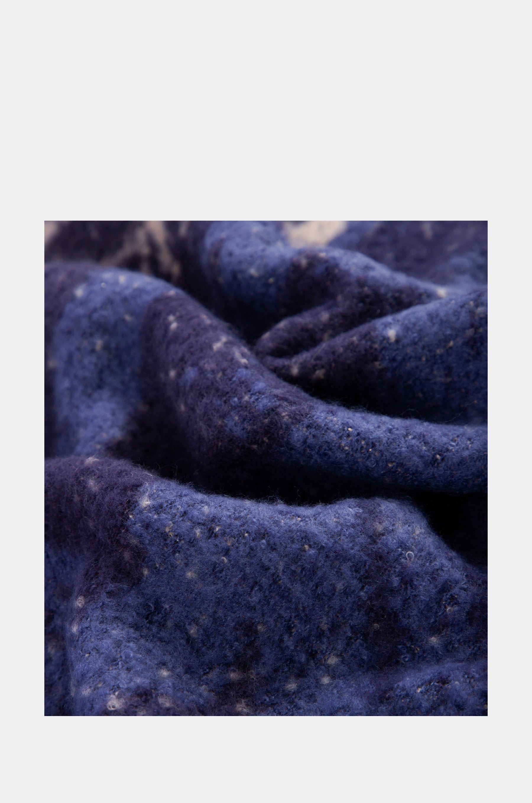 Zeitgenössischer marineblauer Schal