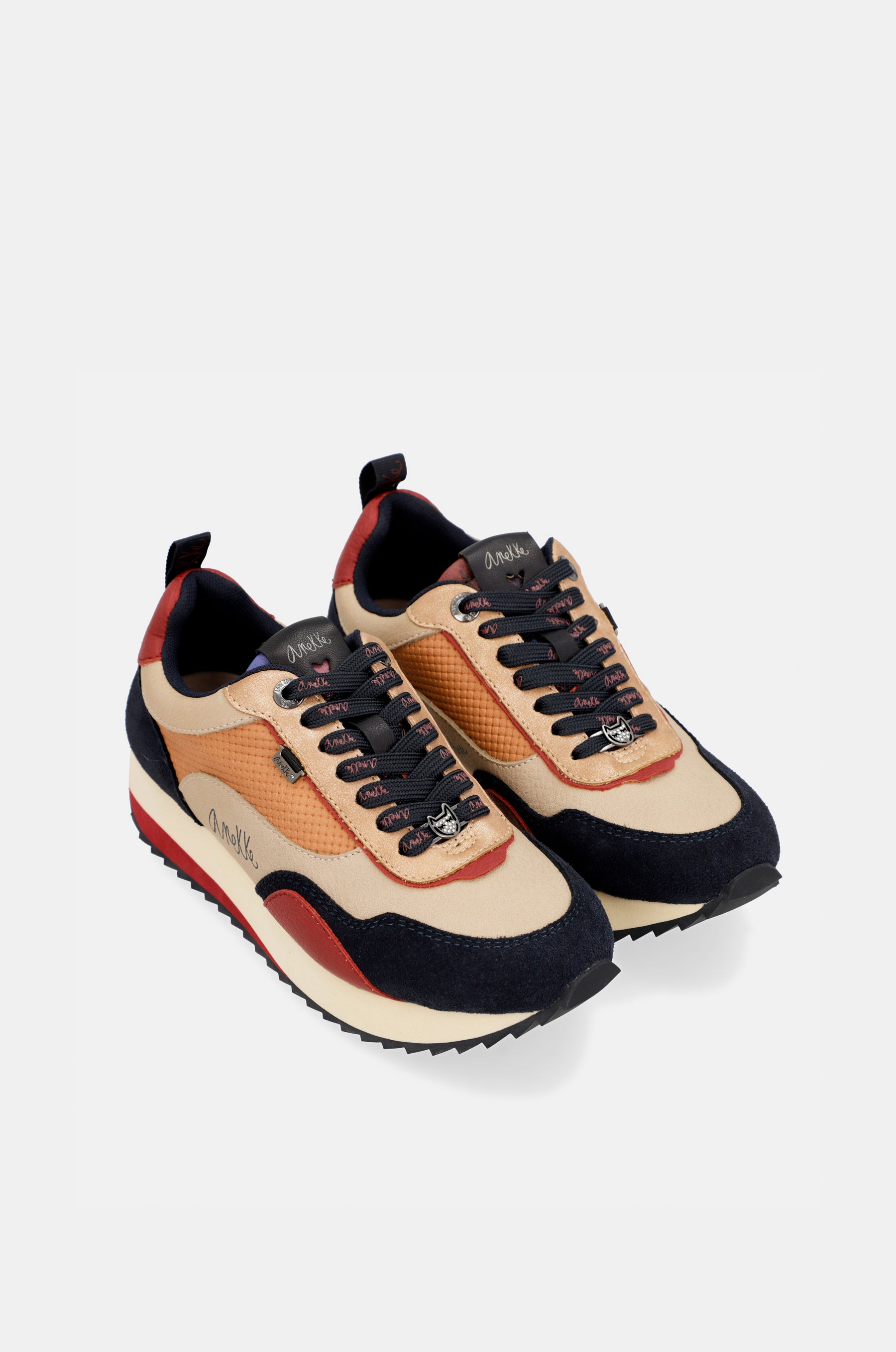 Moderner mehrfarbiger Sneaker