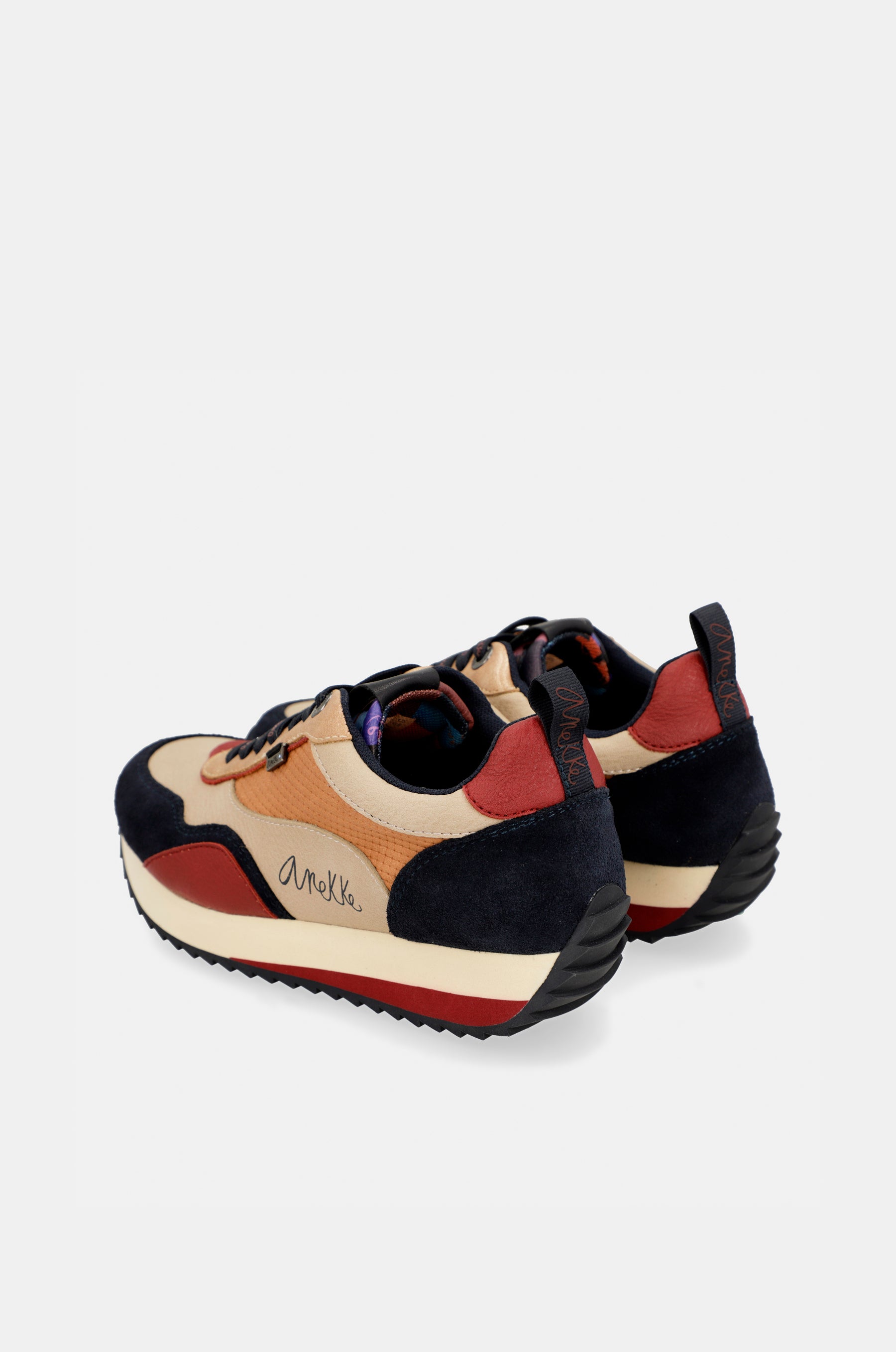 Moderner mehrfarbiger Sneaker