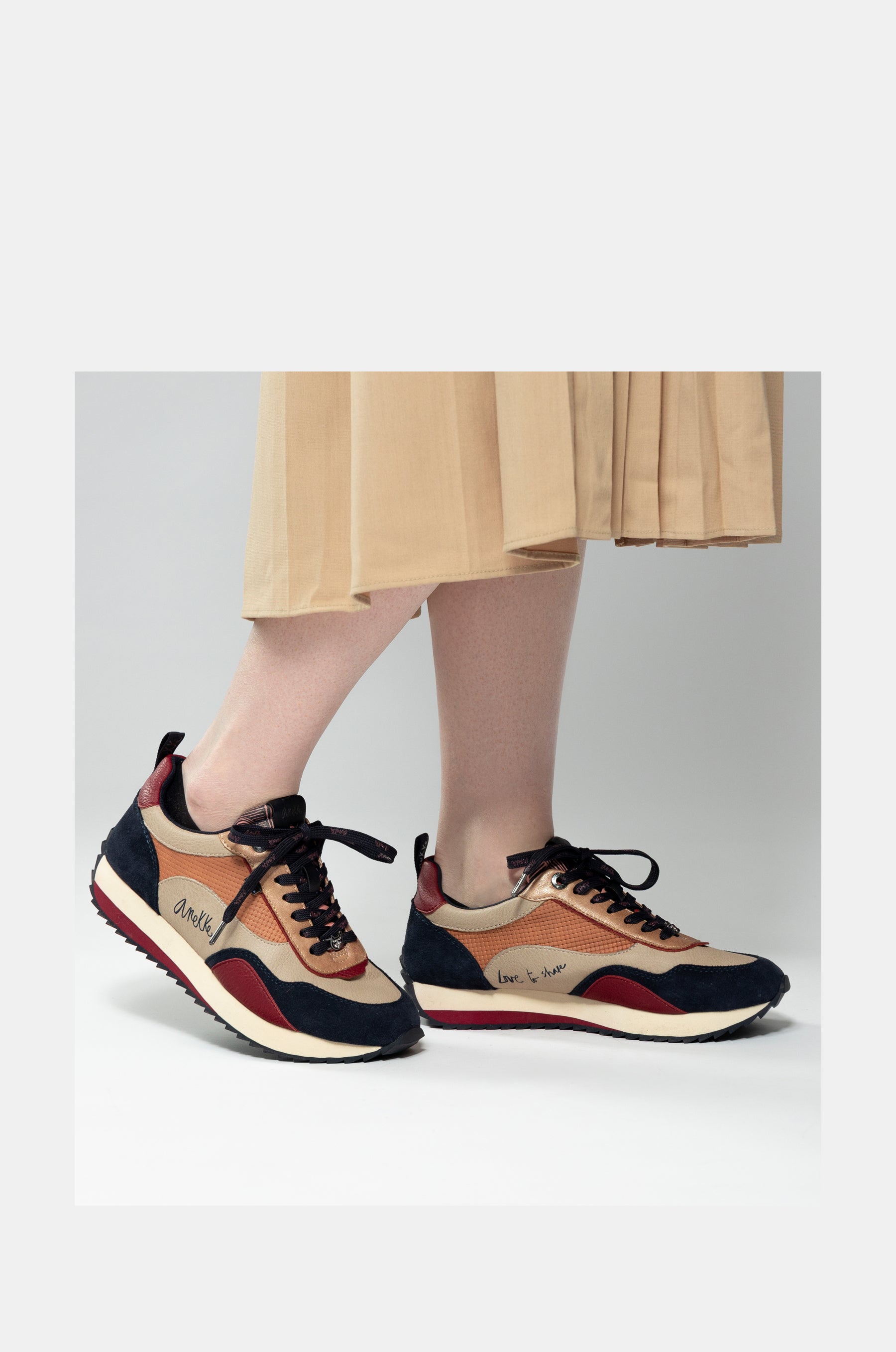 Moderner mehrfarbiger Sneaker