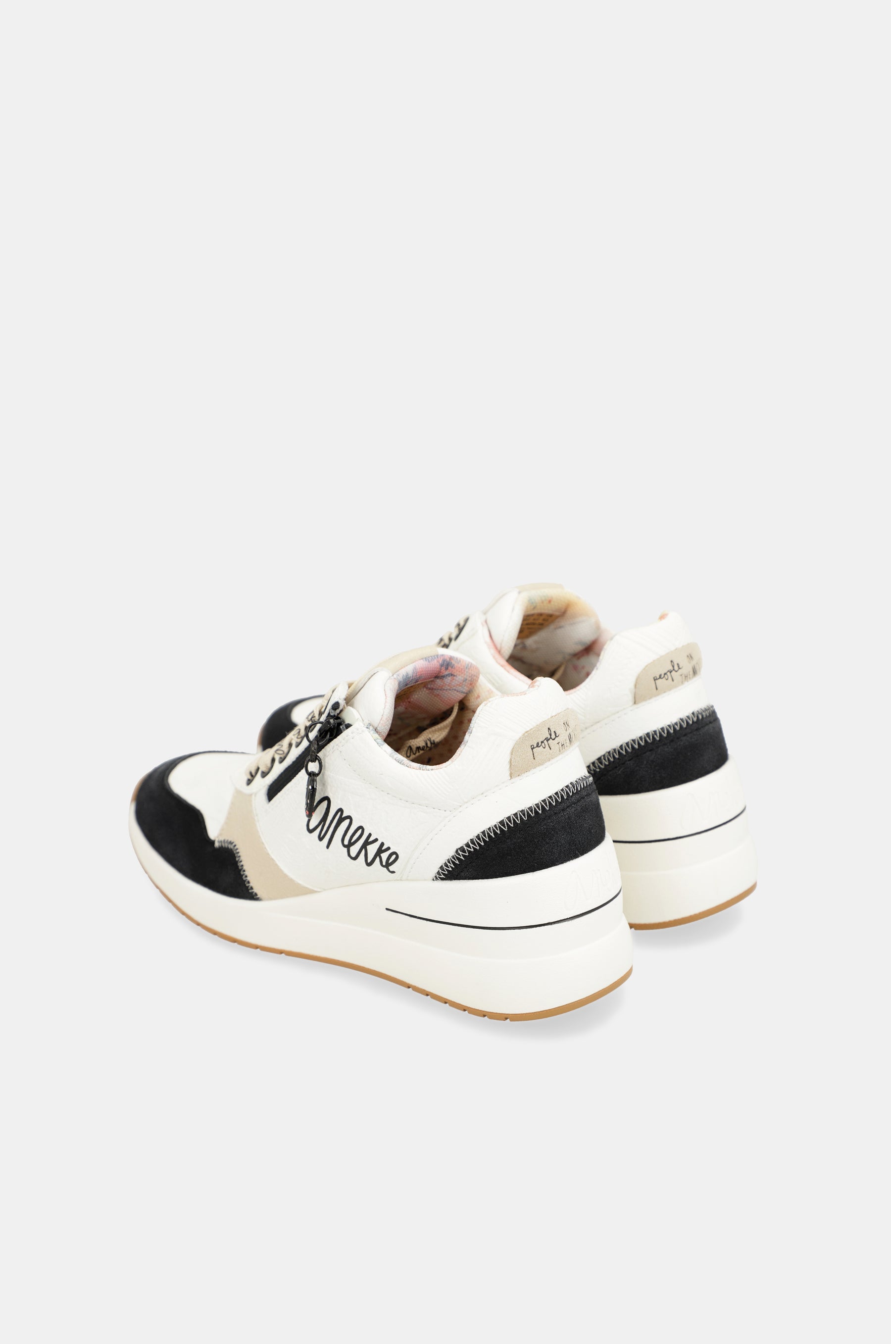 Schwarz-weiße Keilsneaker