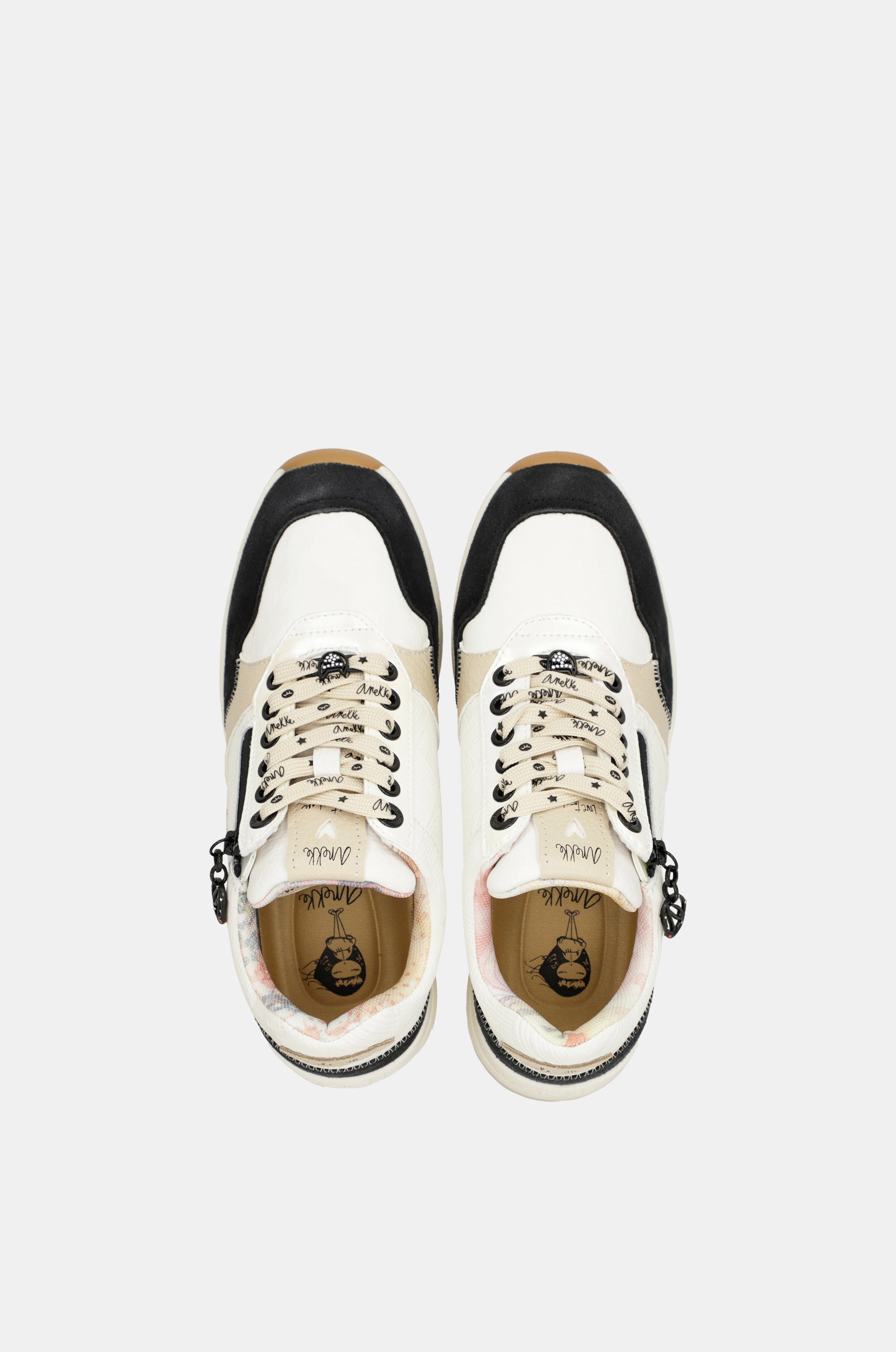 Schwarz-weiße Keilsneaker