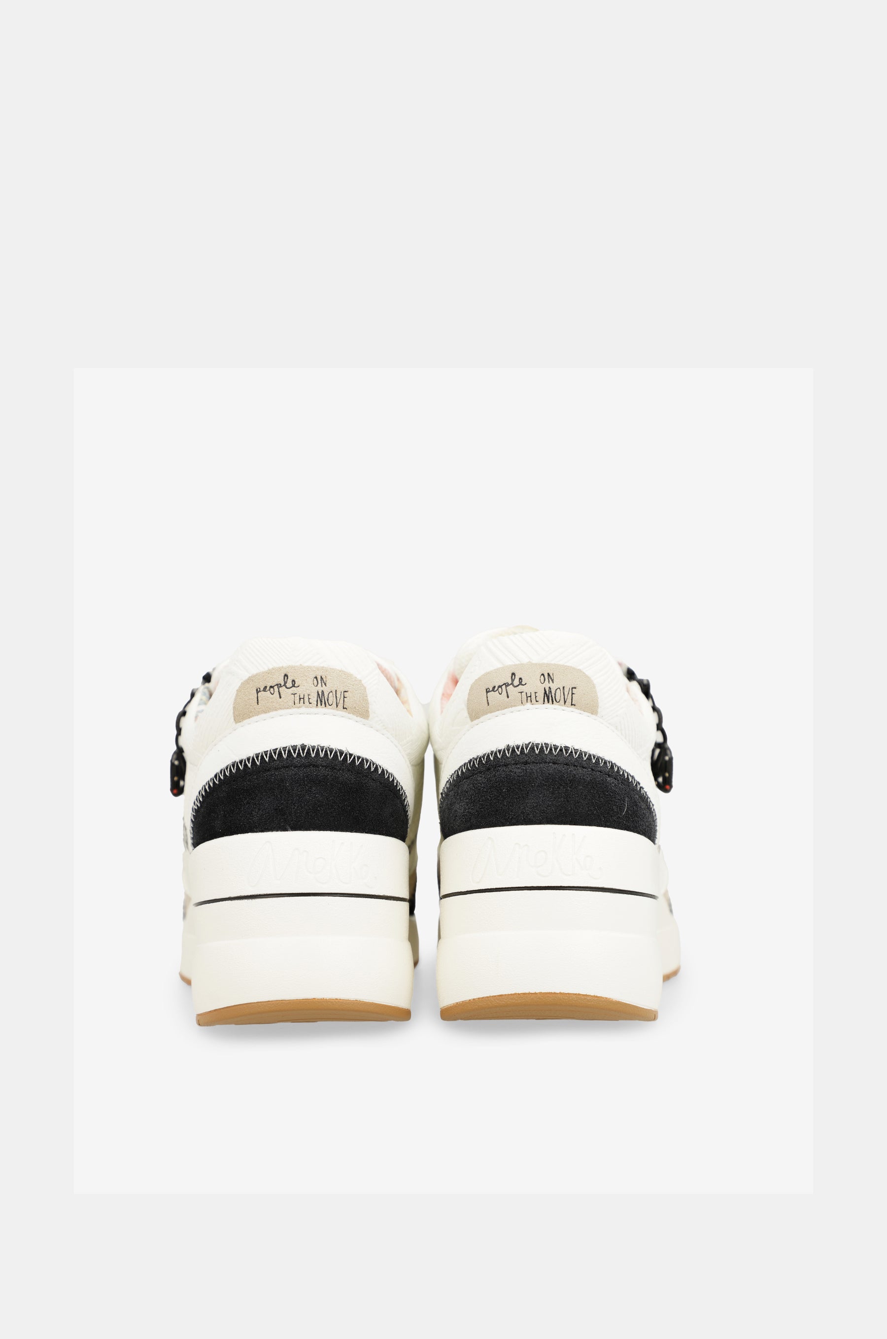Schwarz-weiße Keilsneaker