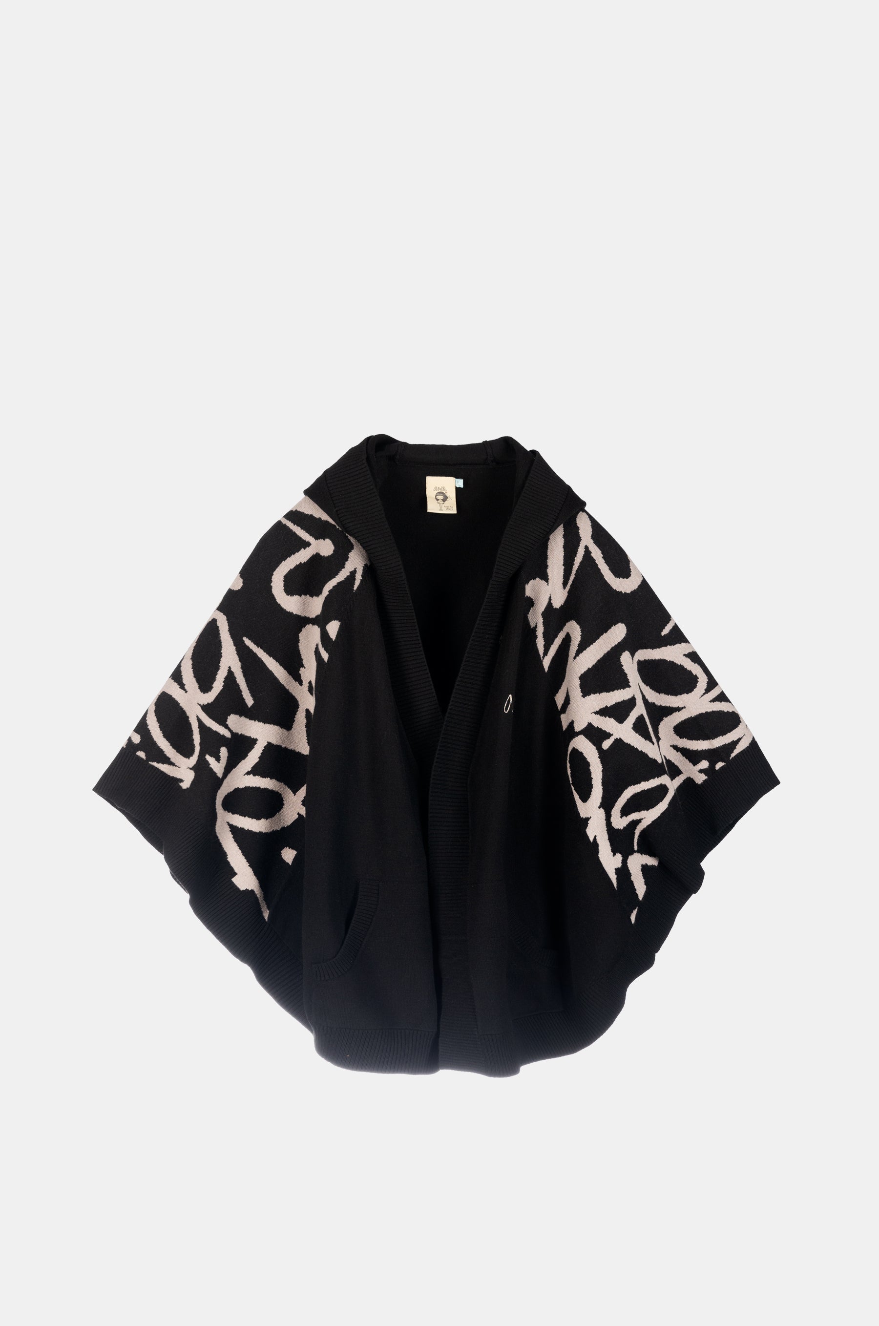 Schwarze Jacke im Poncho-Stil