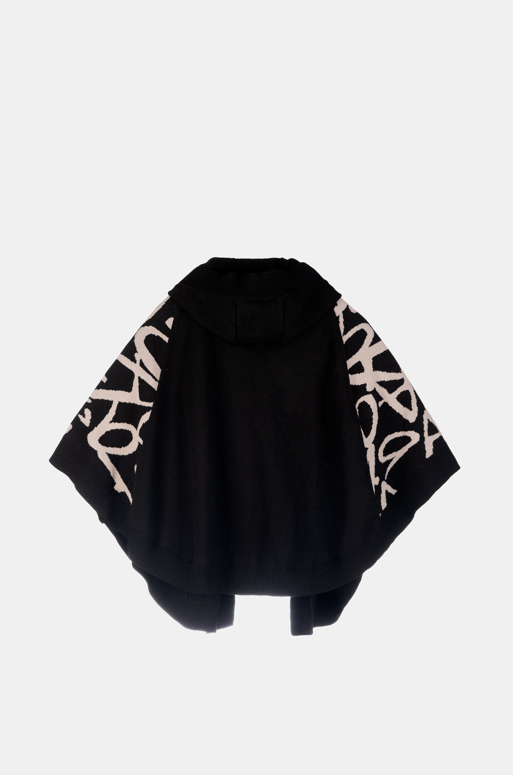 Schwarze Jacke im Poncho-Stil