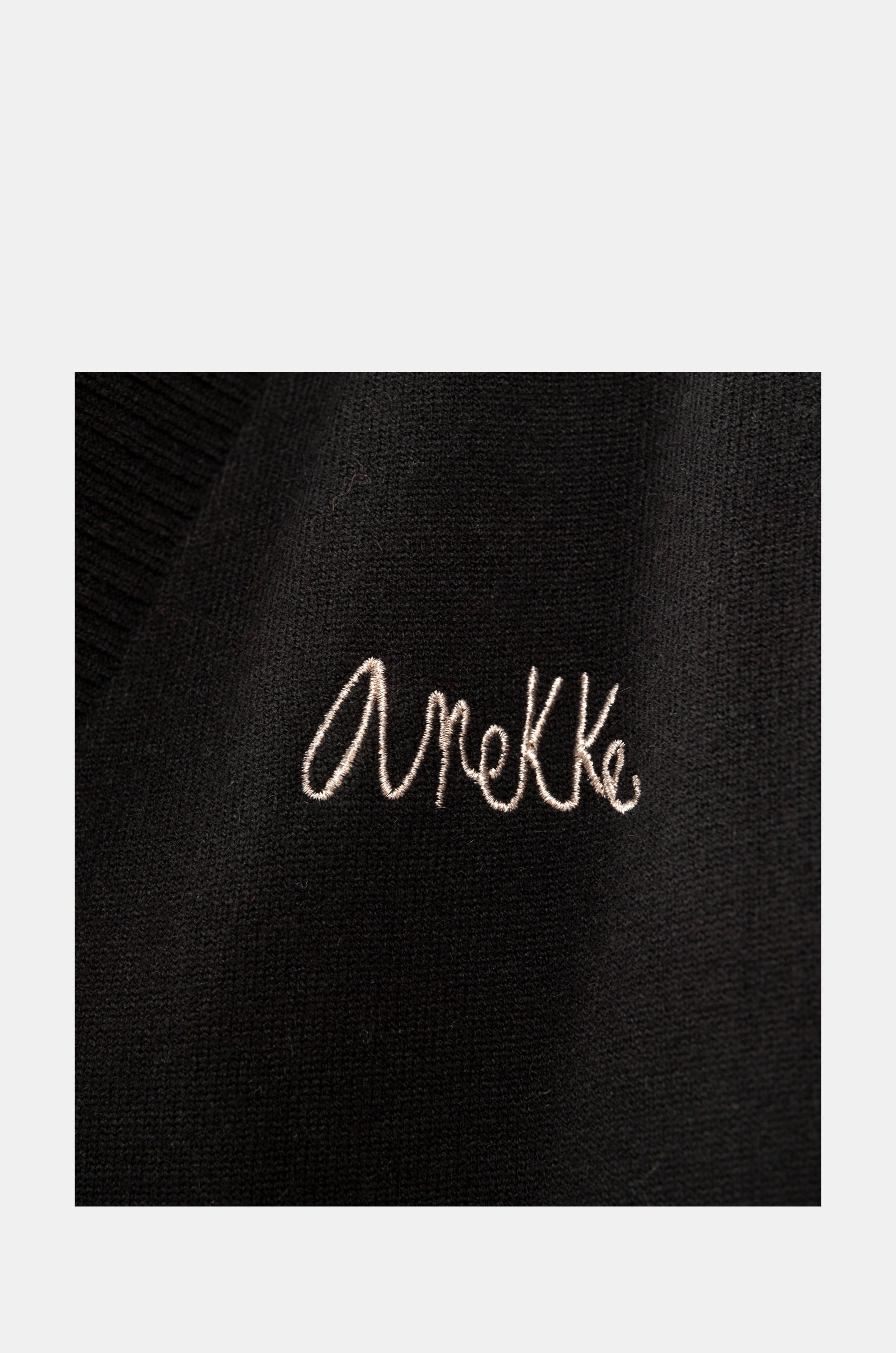 Schwarze Jacke im Poncho-Stil