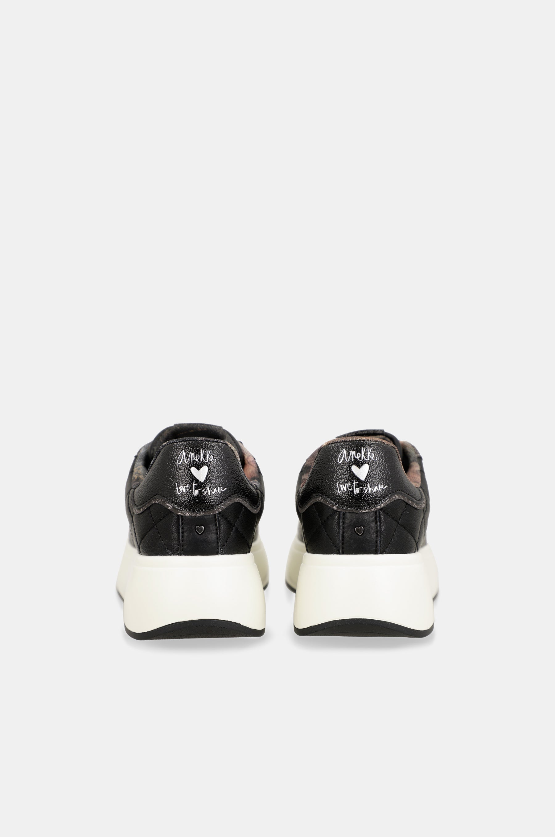 Lässige schwarze Sneaker