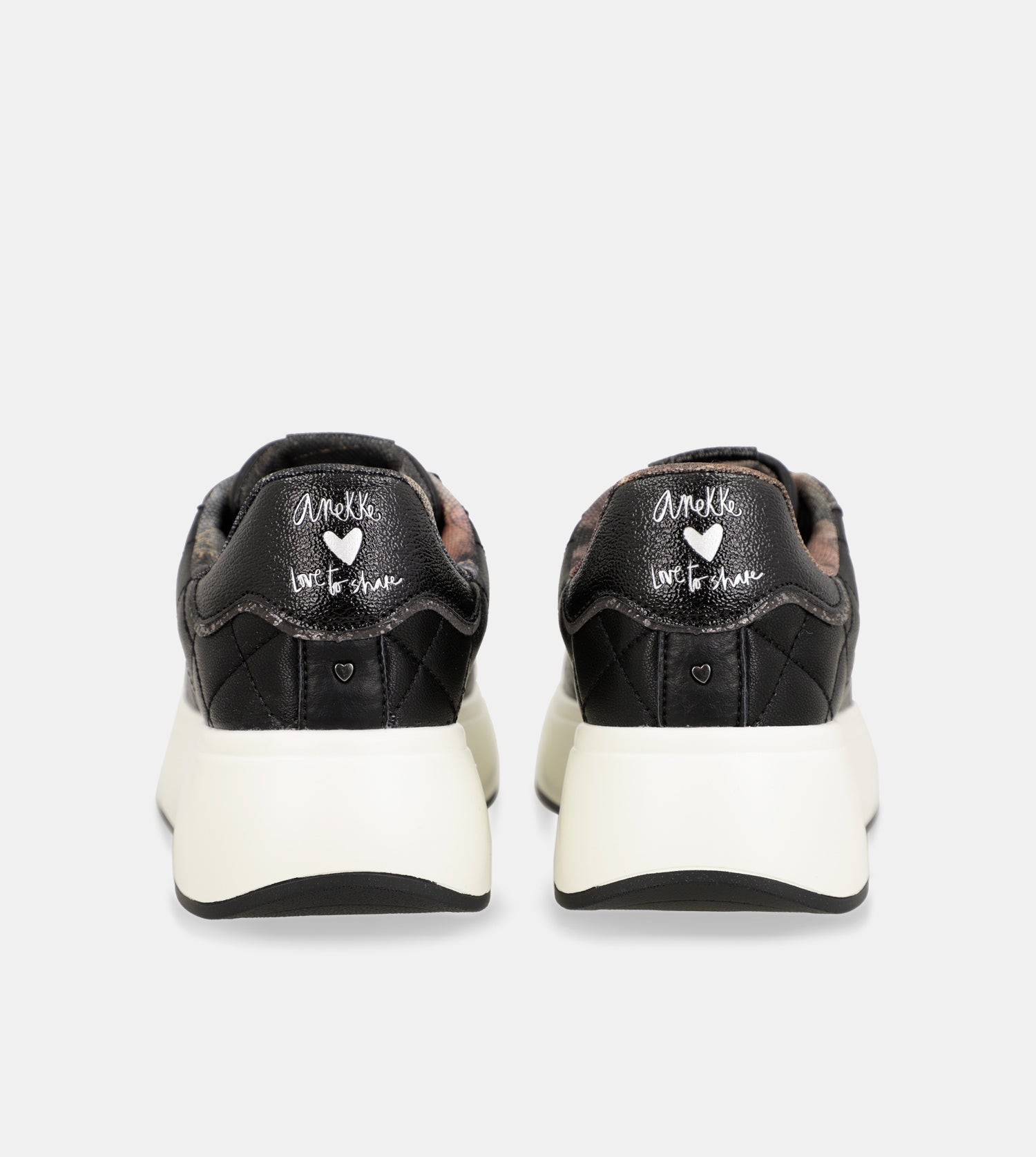 Lässige schwarze Sneaker