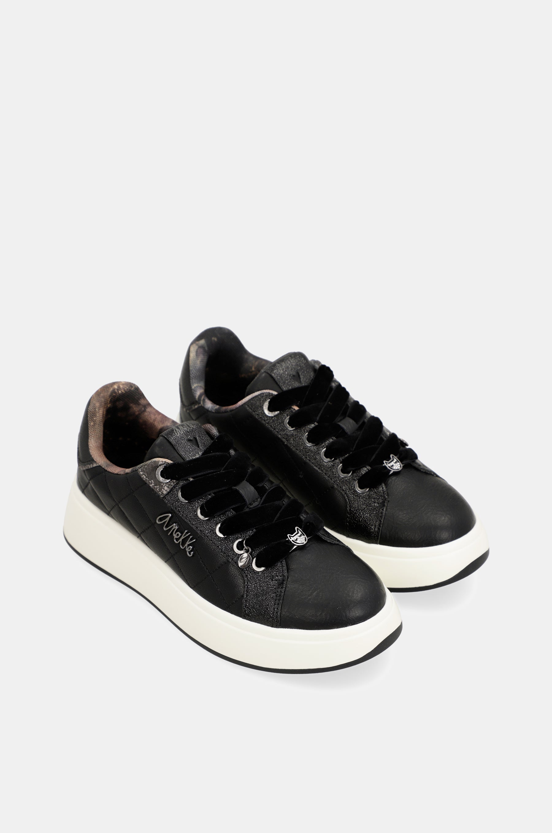 Lässige schwarze Sneaker