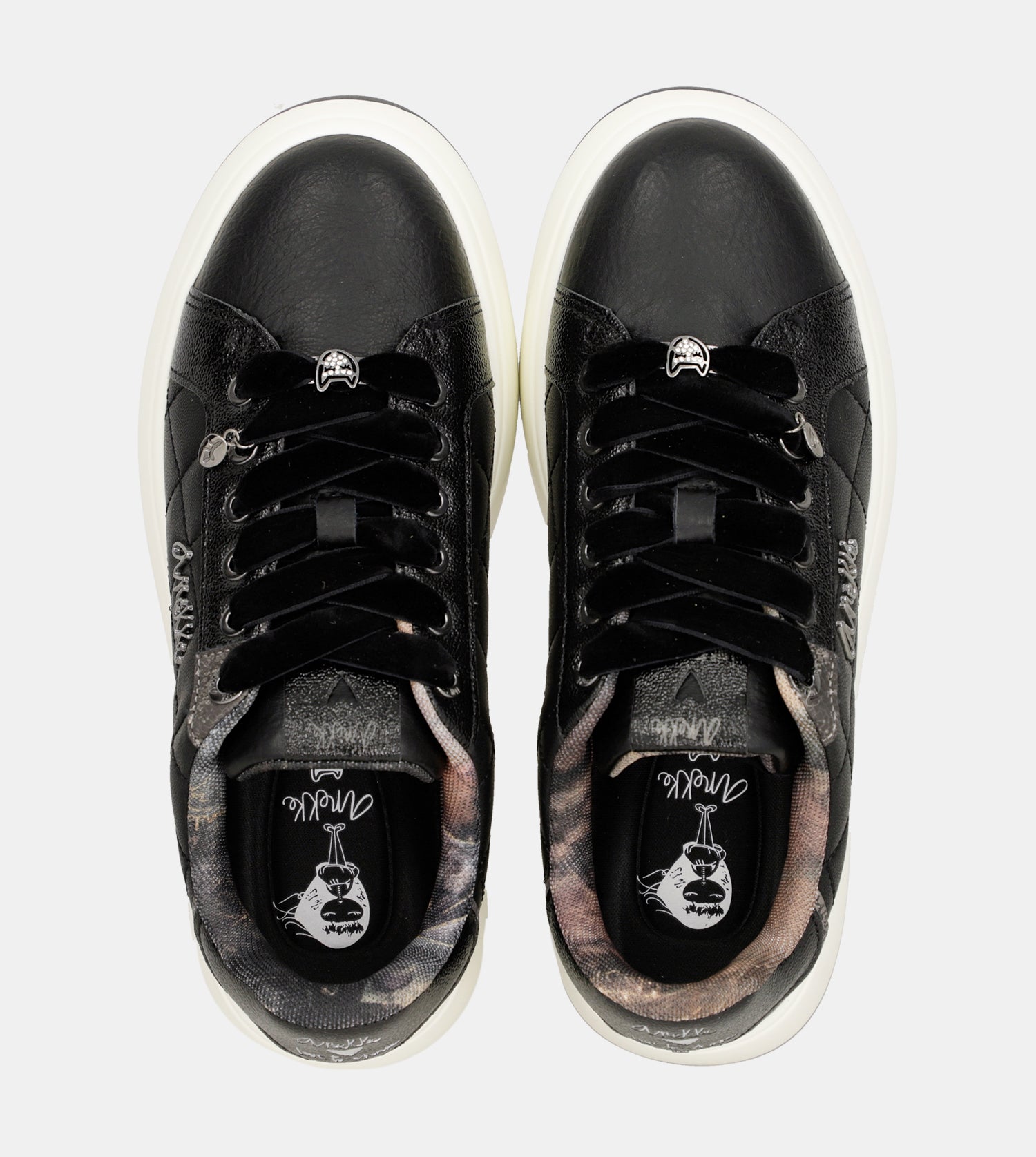 Lässige schwarze Sneaker