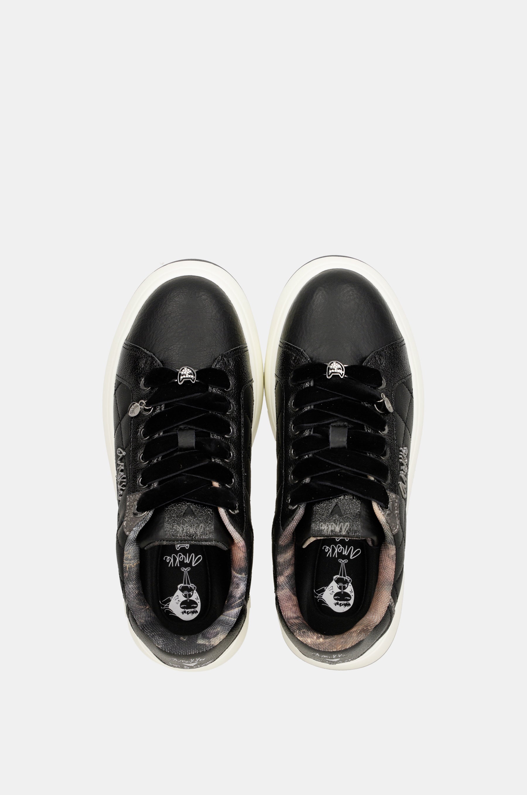 Lässige schwarze Sneaker