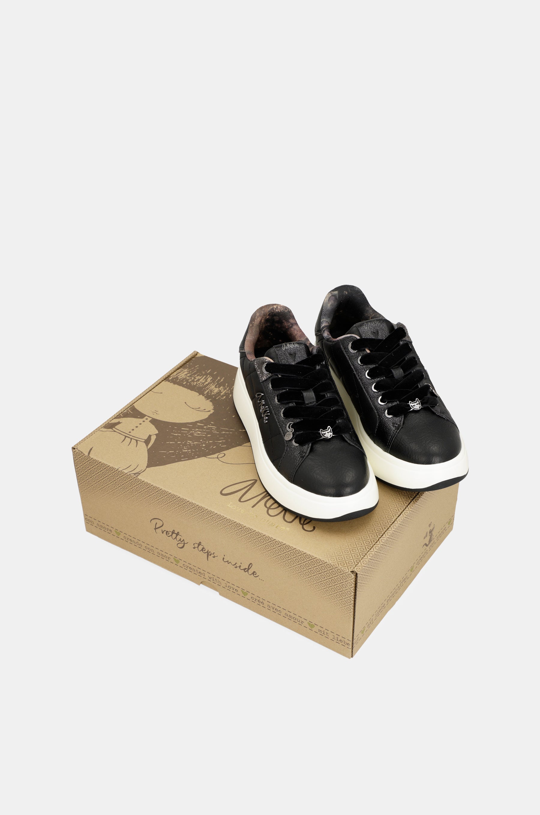 Lässige schwarze Sneaker