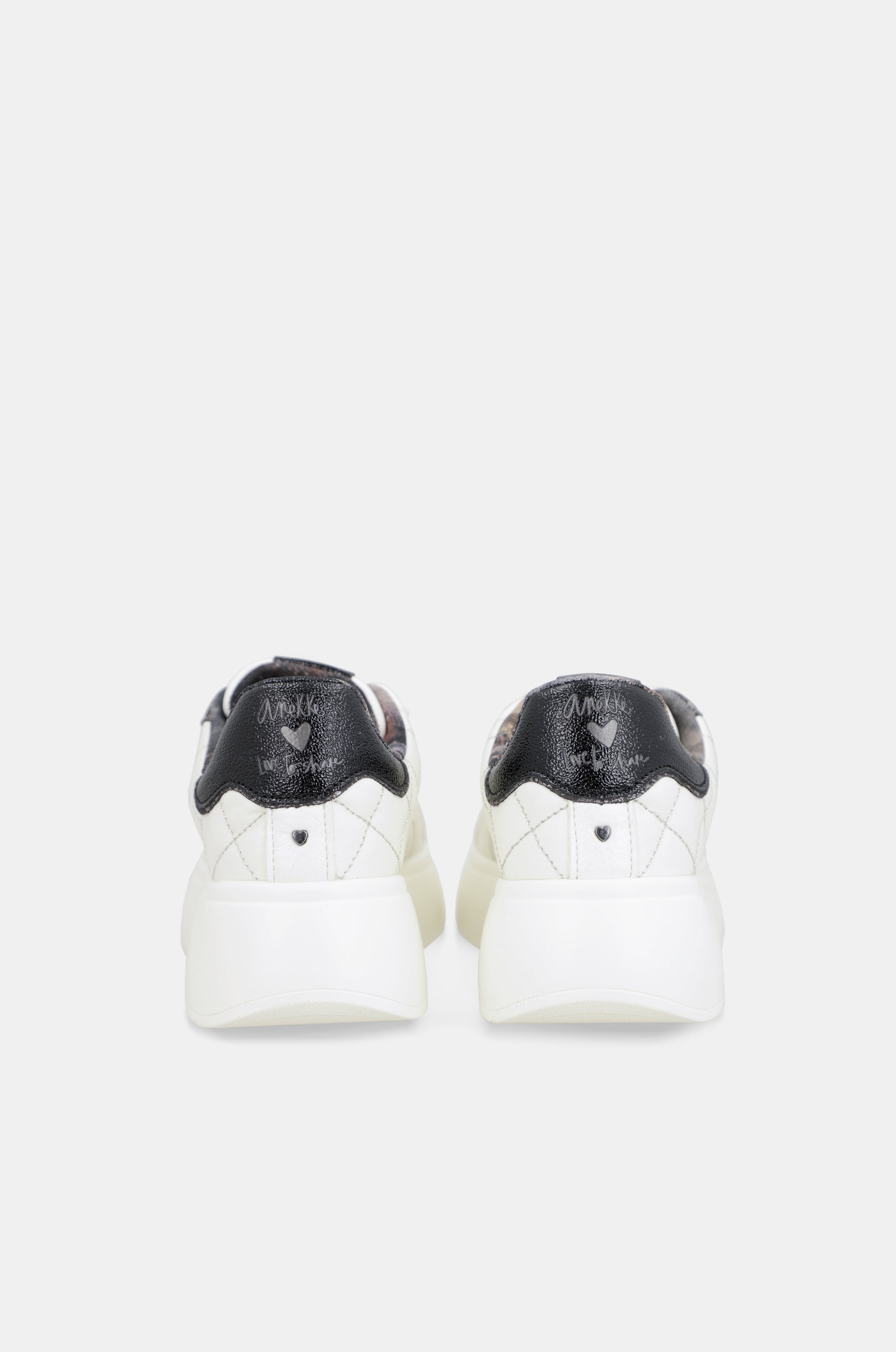 Lässige weiße Sneaker