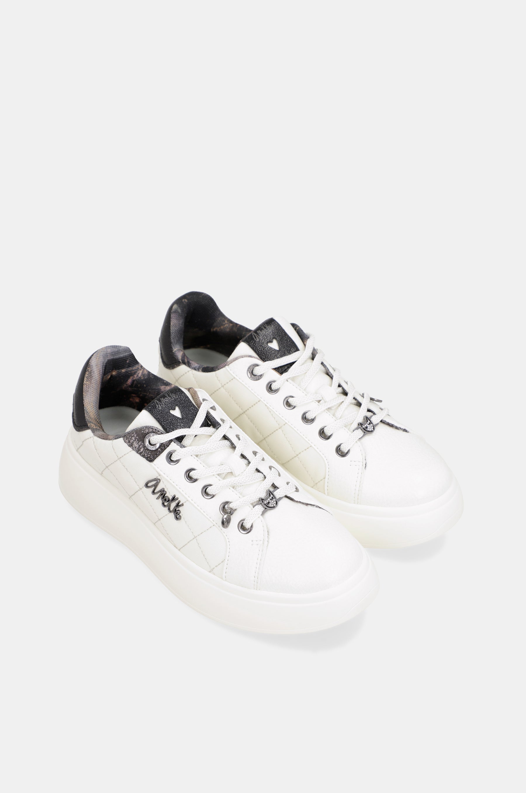 Lässige weiße Sneaker