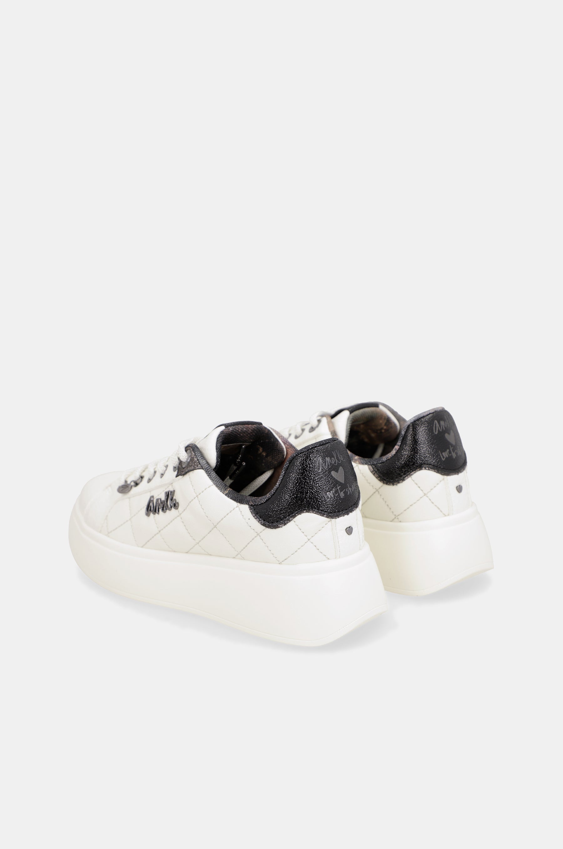 Lässige weiße Sneaker