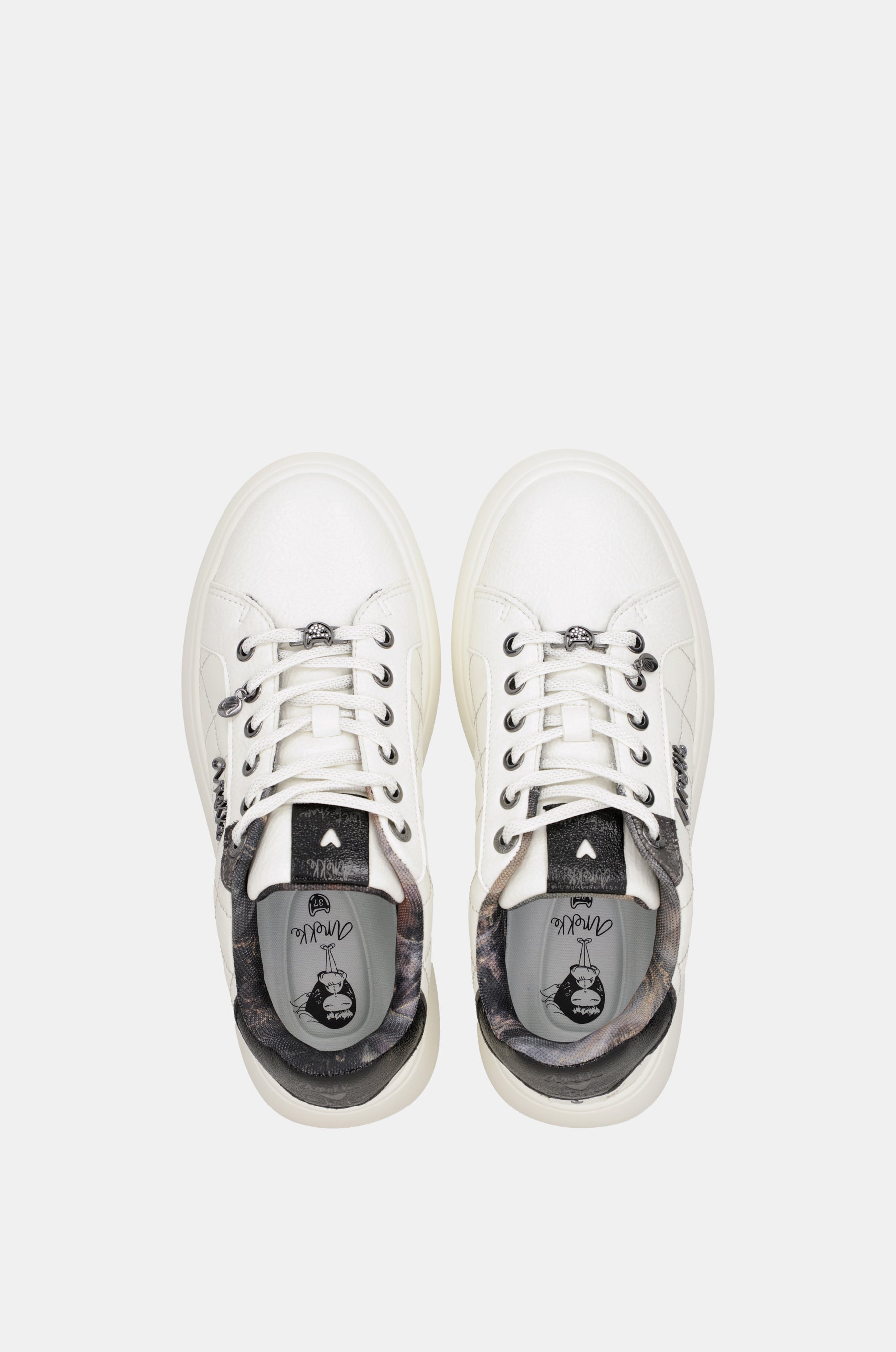 Lässige weiße Sneaker