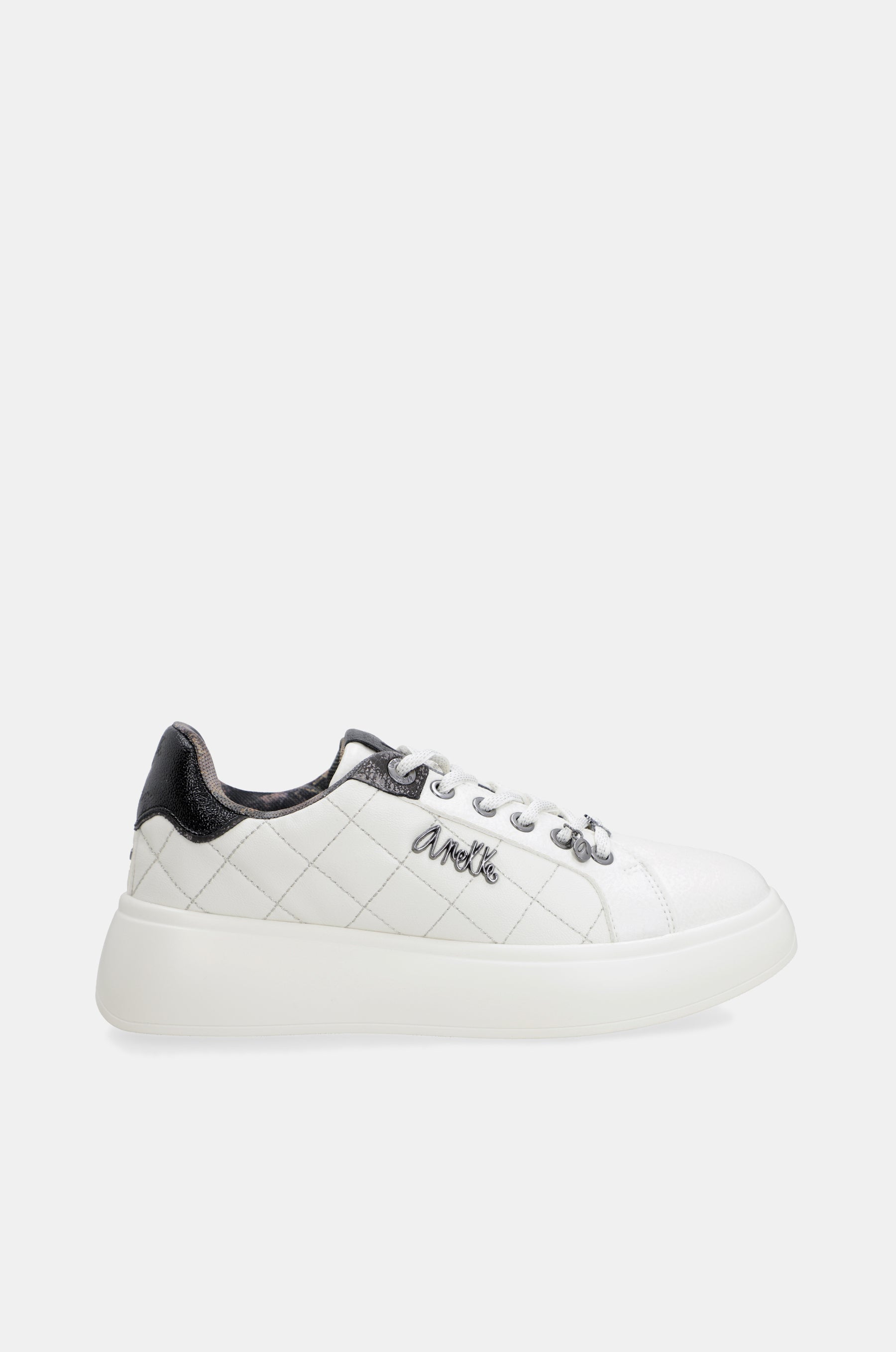 Lässige weiße Sneaker