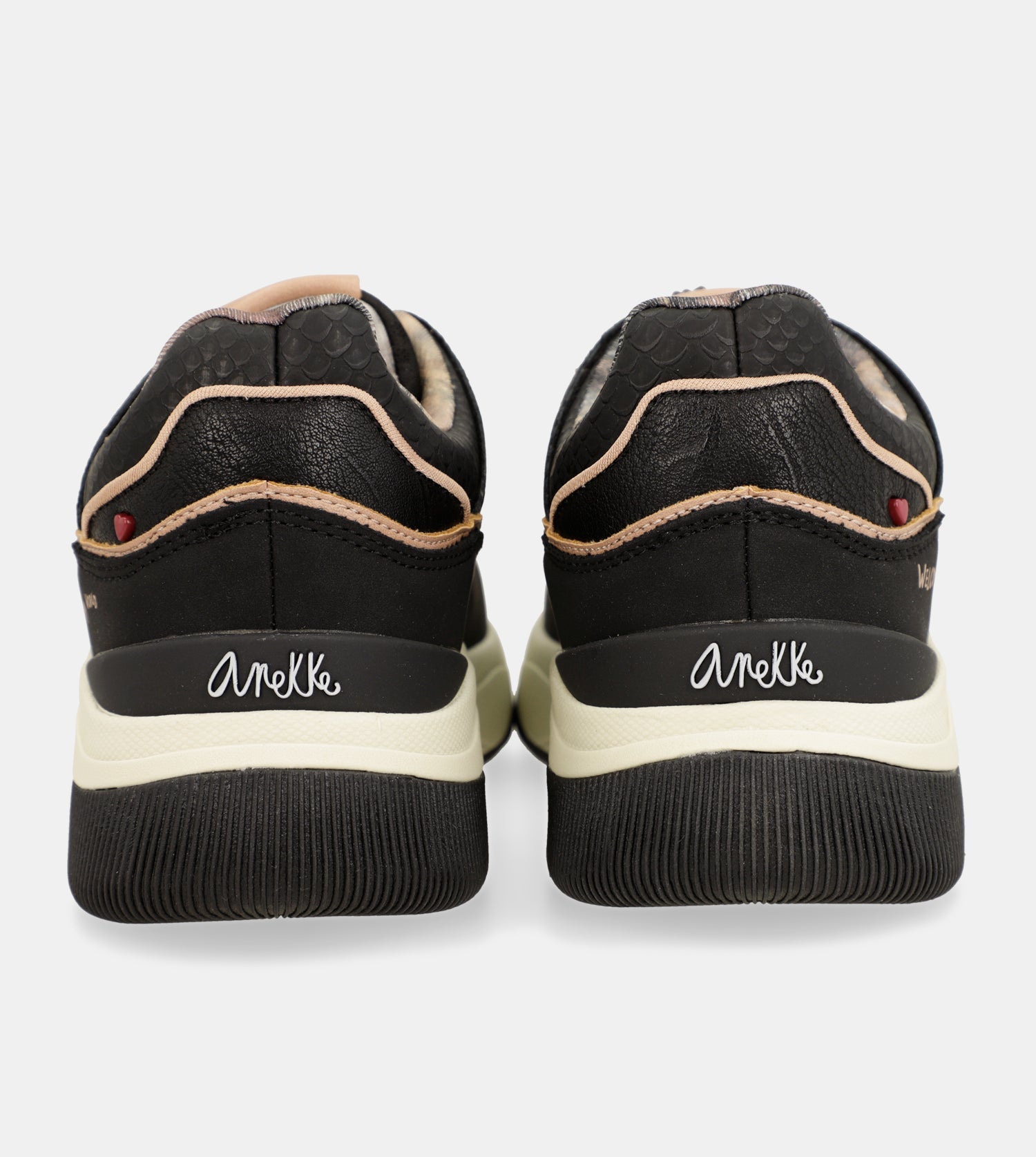 Sportliche schwarze Sneaker