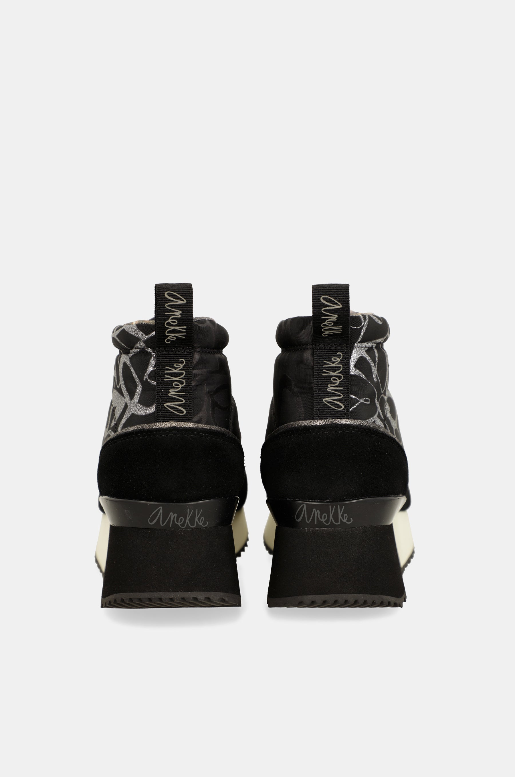 Trendy schwarze sportliche Stiefelette