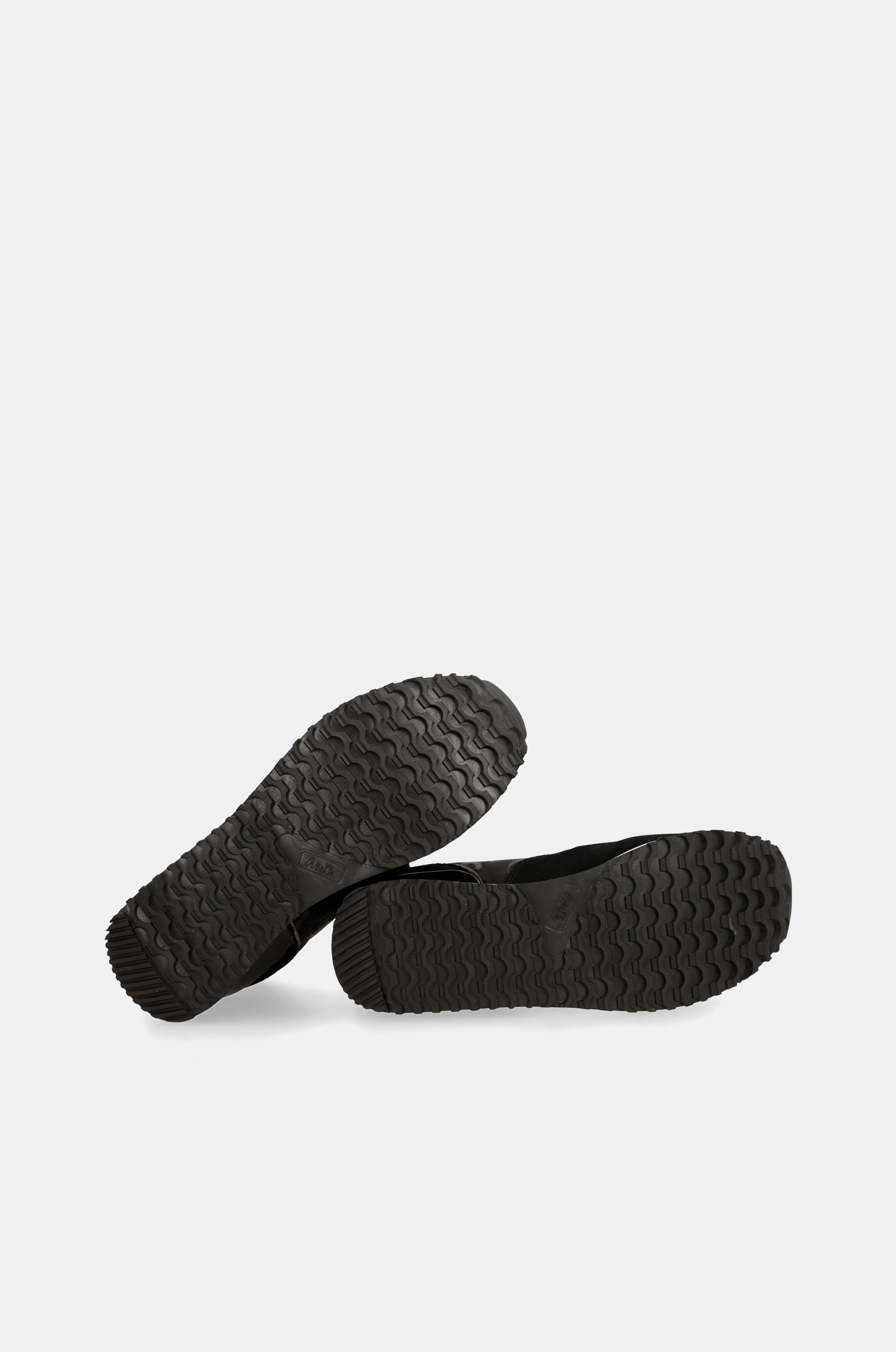 Trendy schwarze sportliche Stiefelette