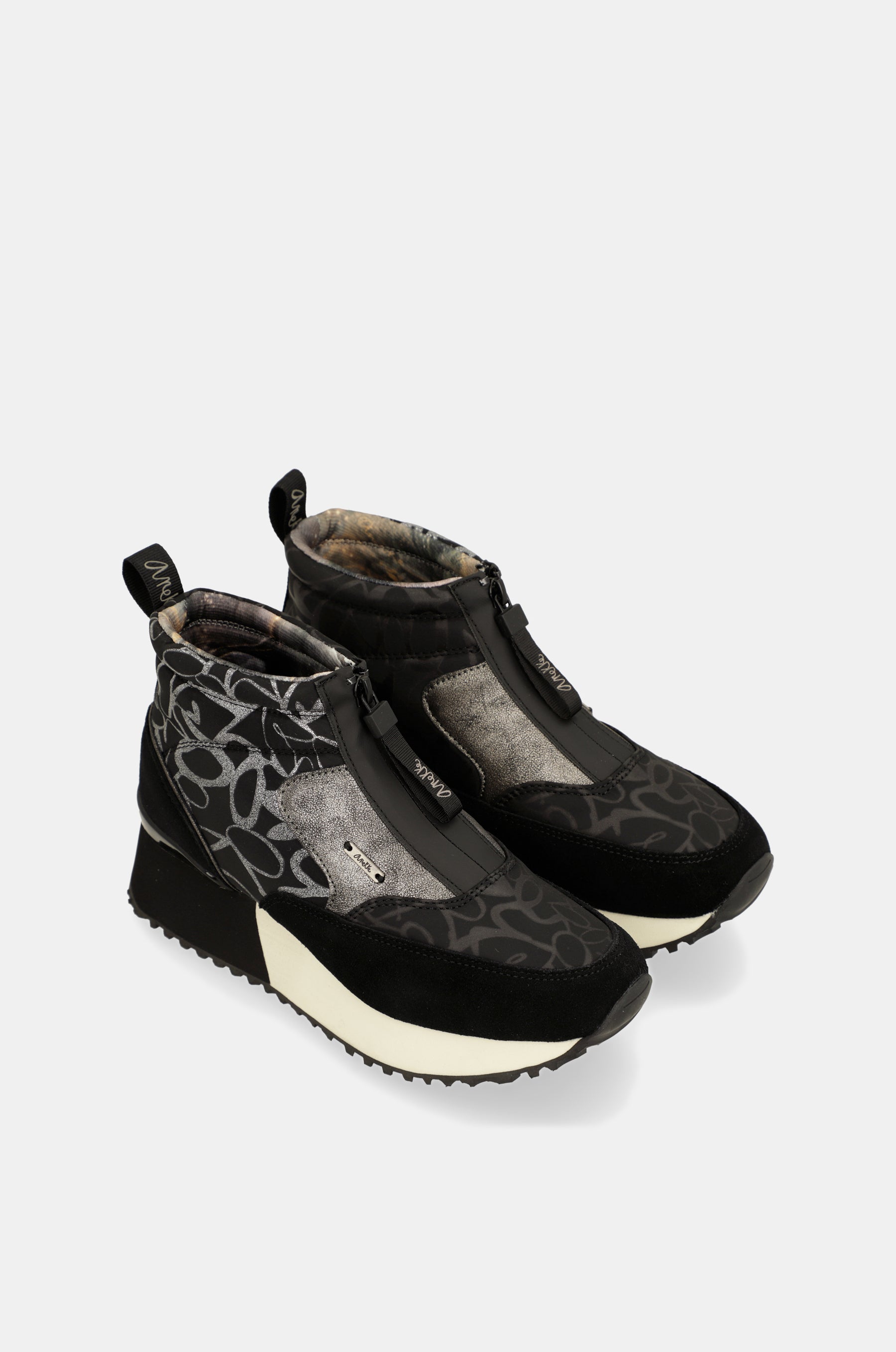 Trendy schwarze sportliche Stiefelette