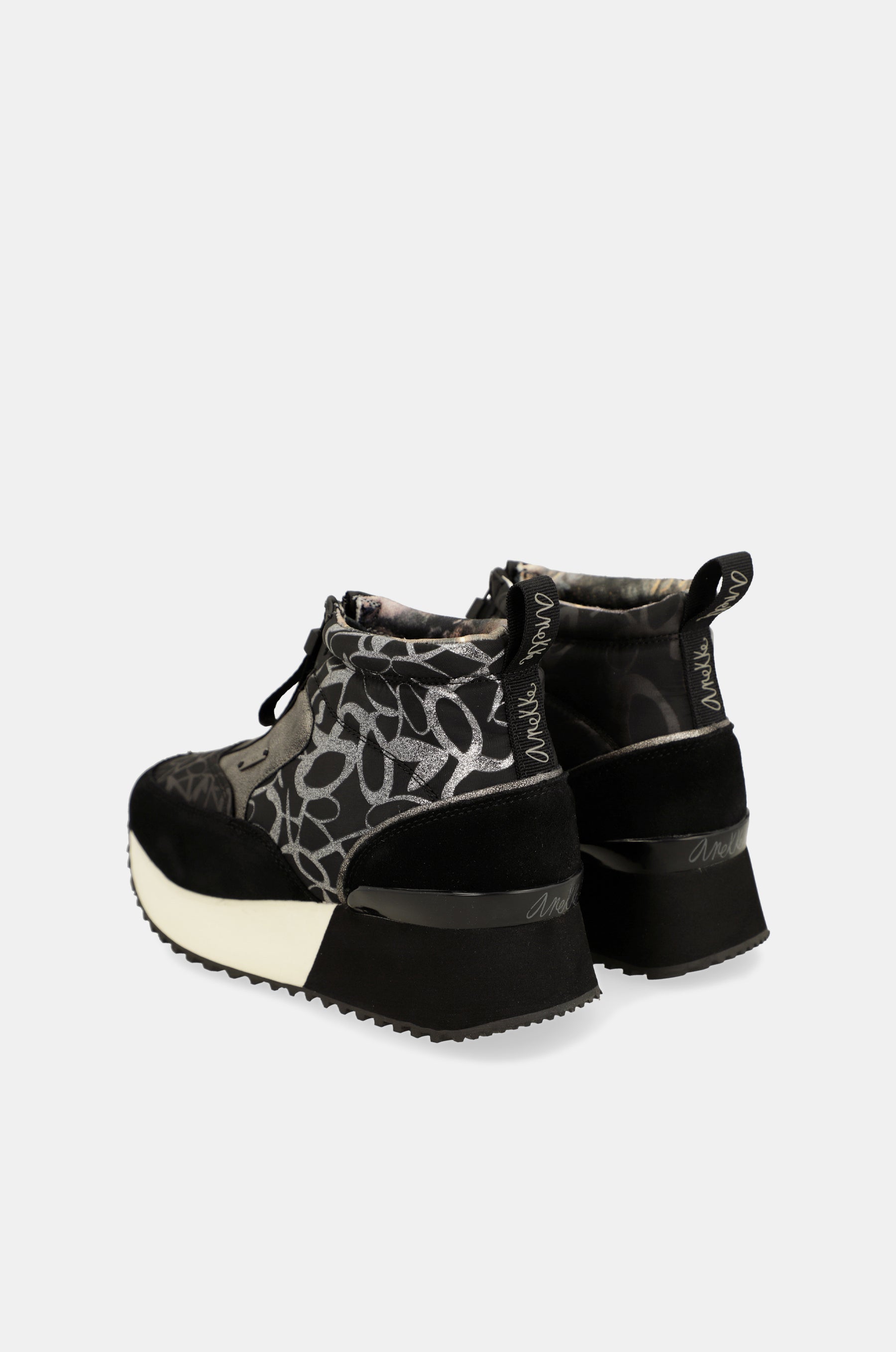 Trendy schwarze sportliche Stiefelette