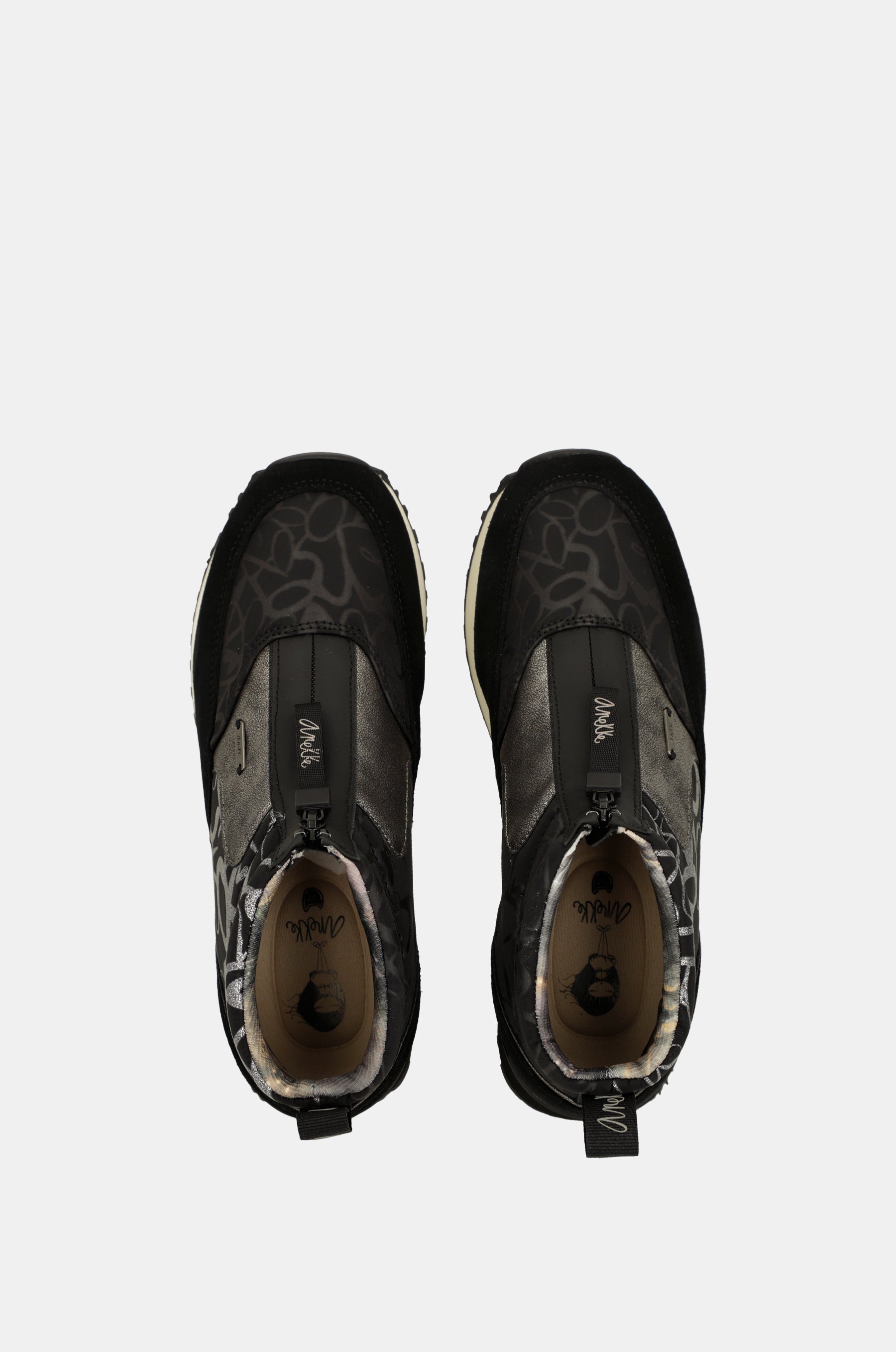 Trendy schwarze sportliche Stiefelette