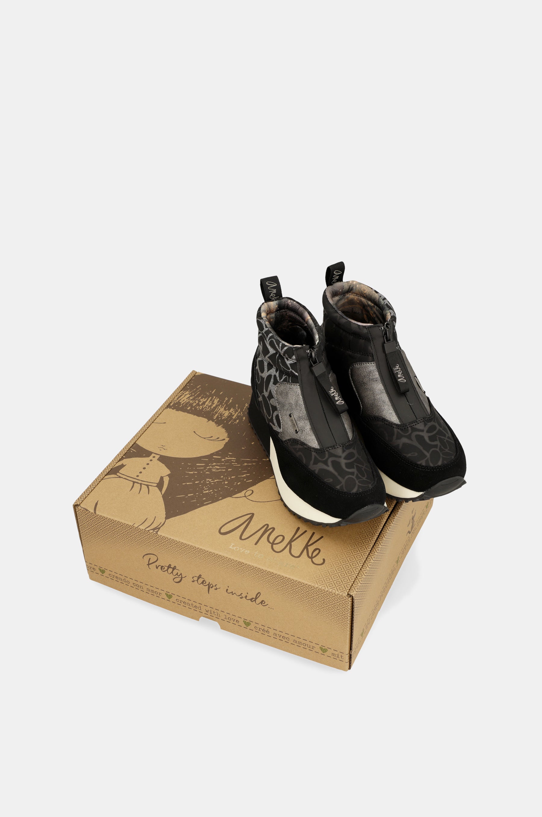 Trendy schwarze sportliche Stiefelette