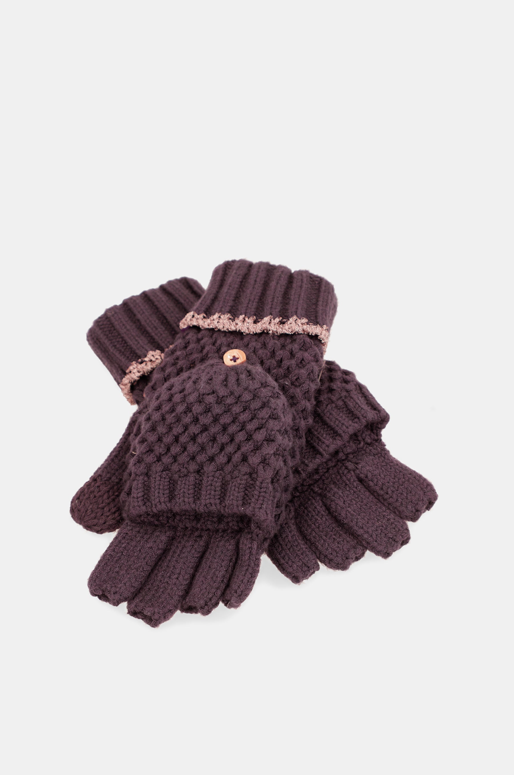 Lila gestrickte Fäustlinge