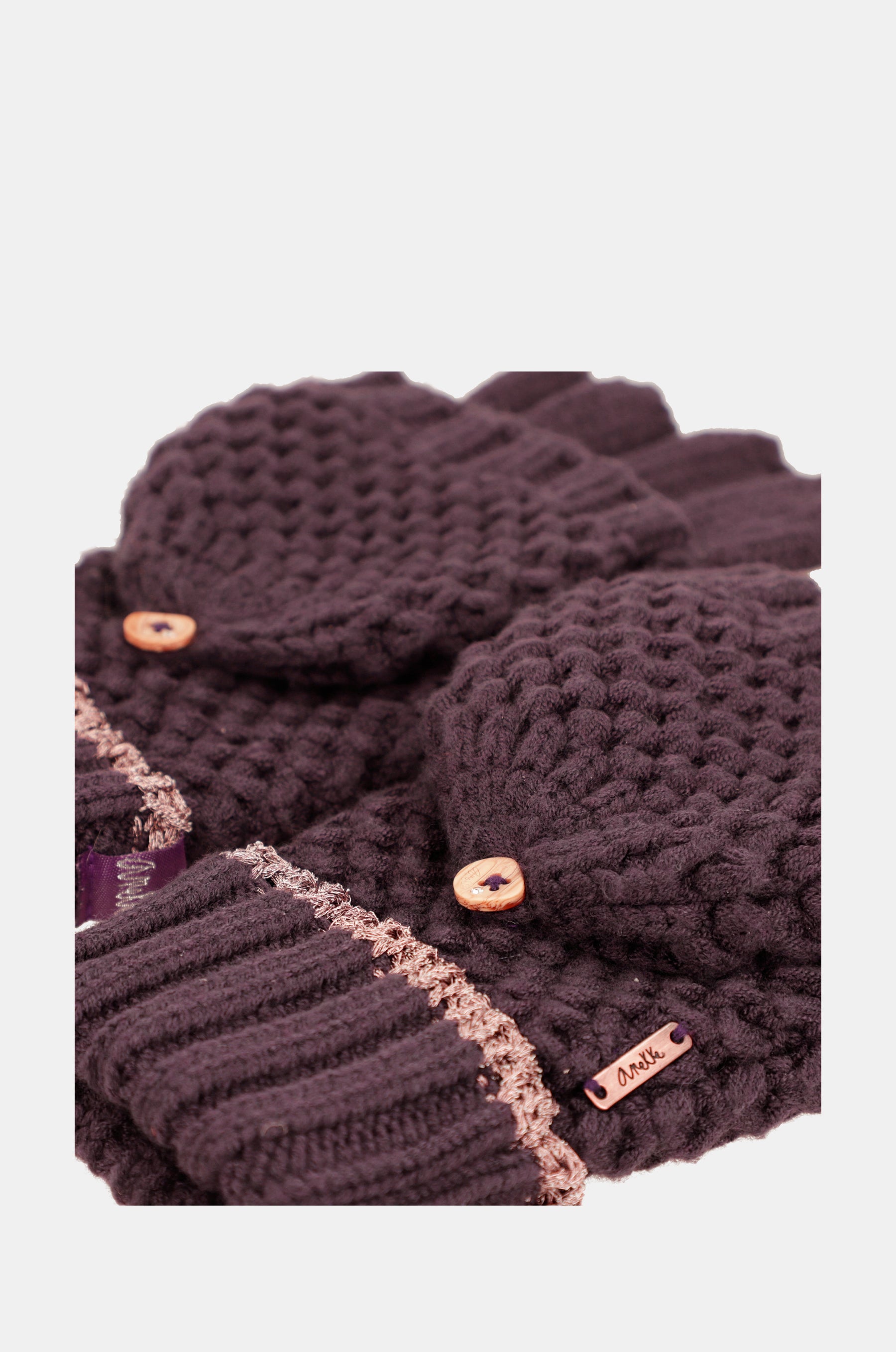 Lila gestrickte Fäustlinge