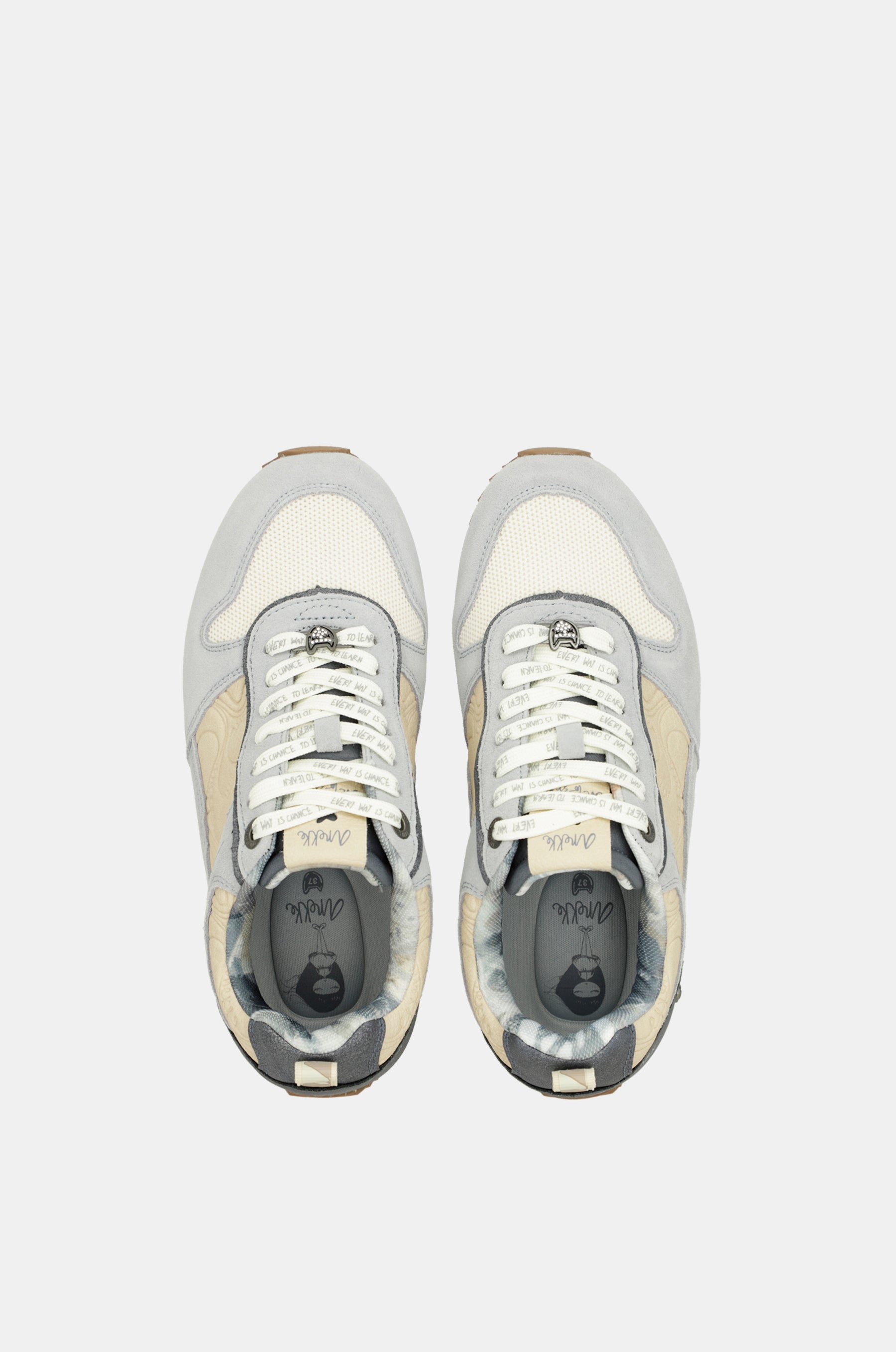 Blaue Sneakers Whispers