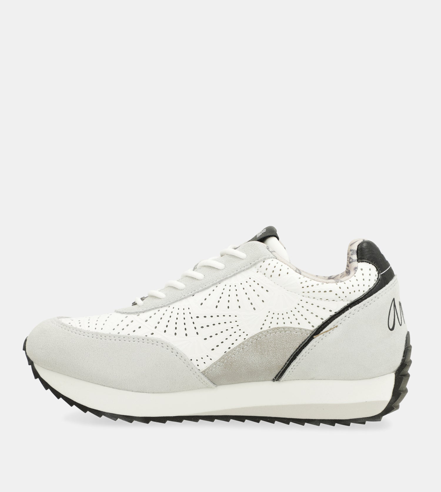 Sneakers mit weißen Punkten