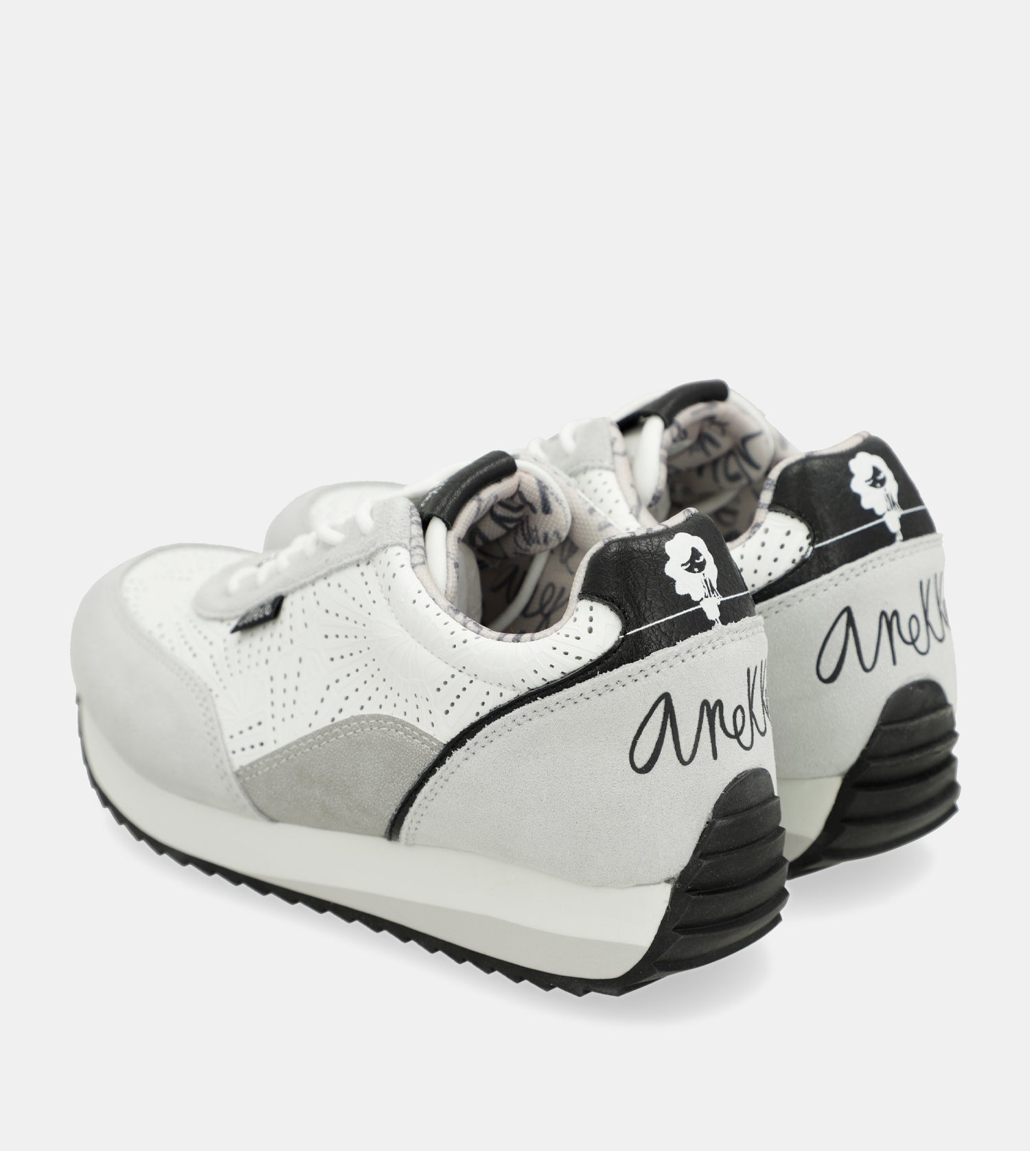 Sneakers mit weißen Punkten
