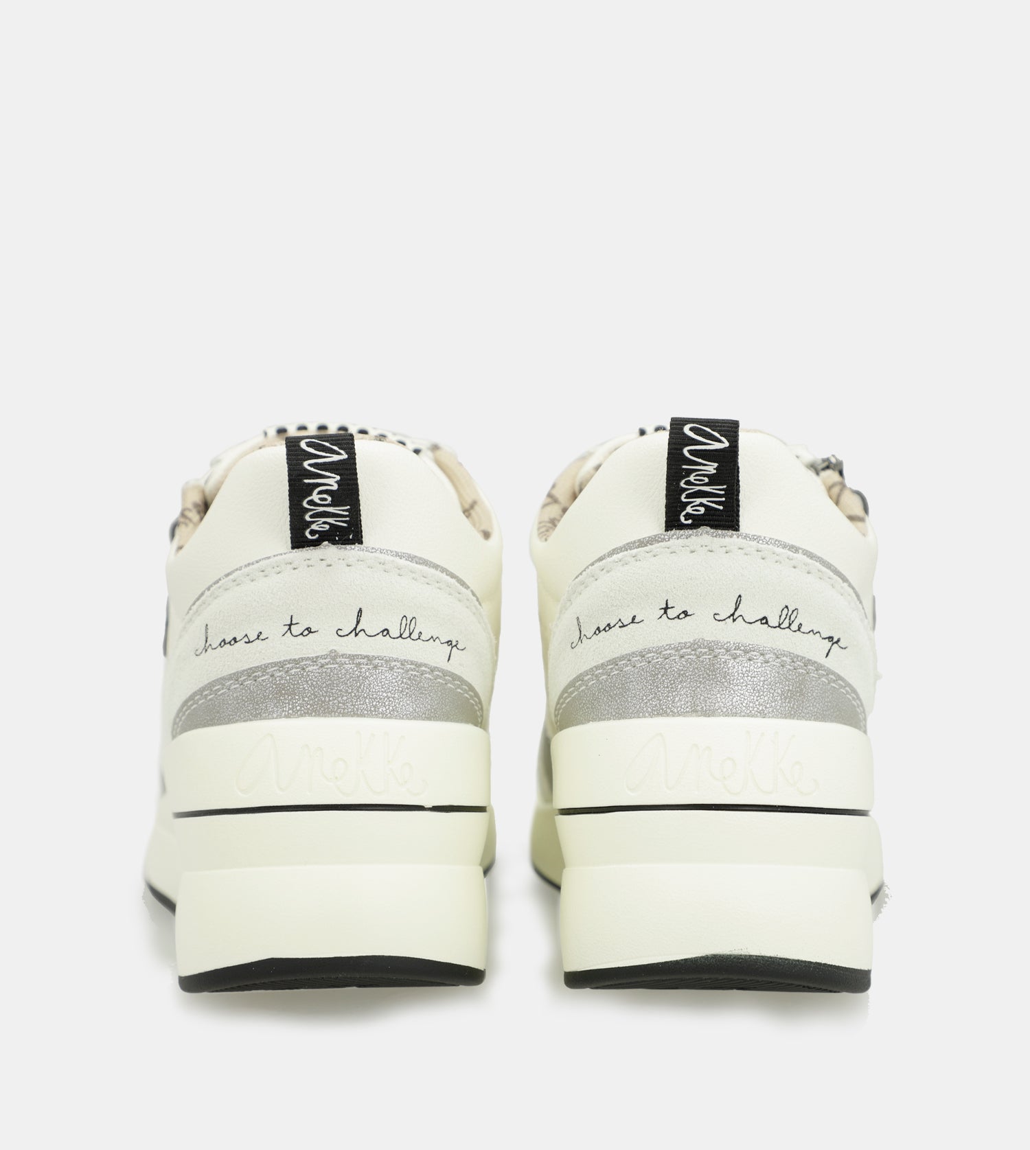Weiße Keil-Sneakers mit Punkten