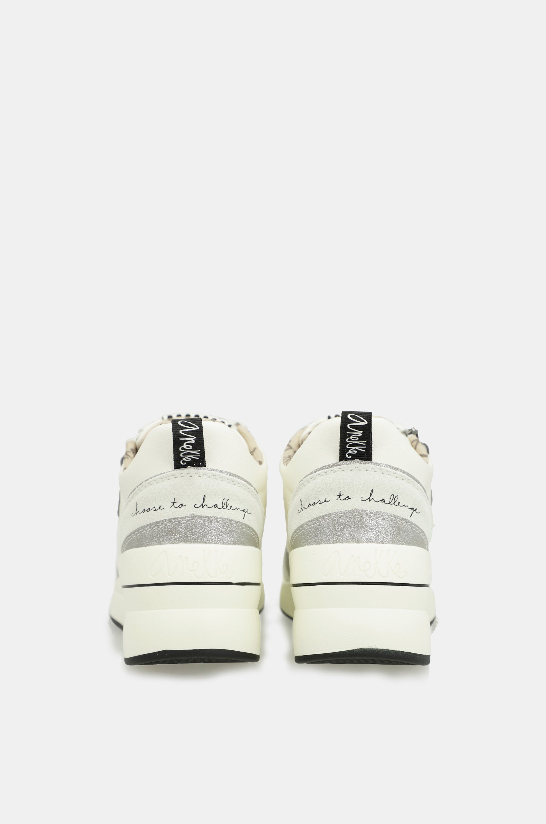Weiße Keil-Sneakers mit Punkten