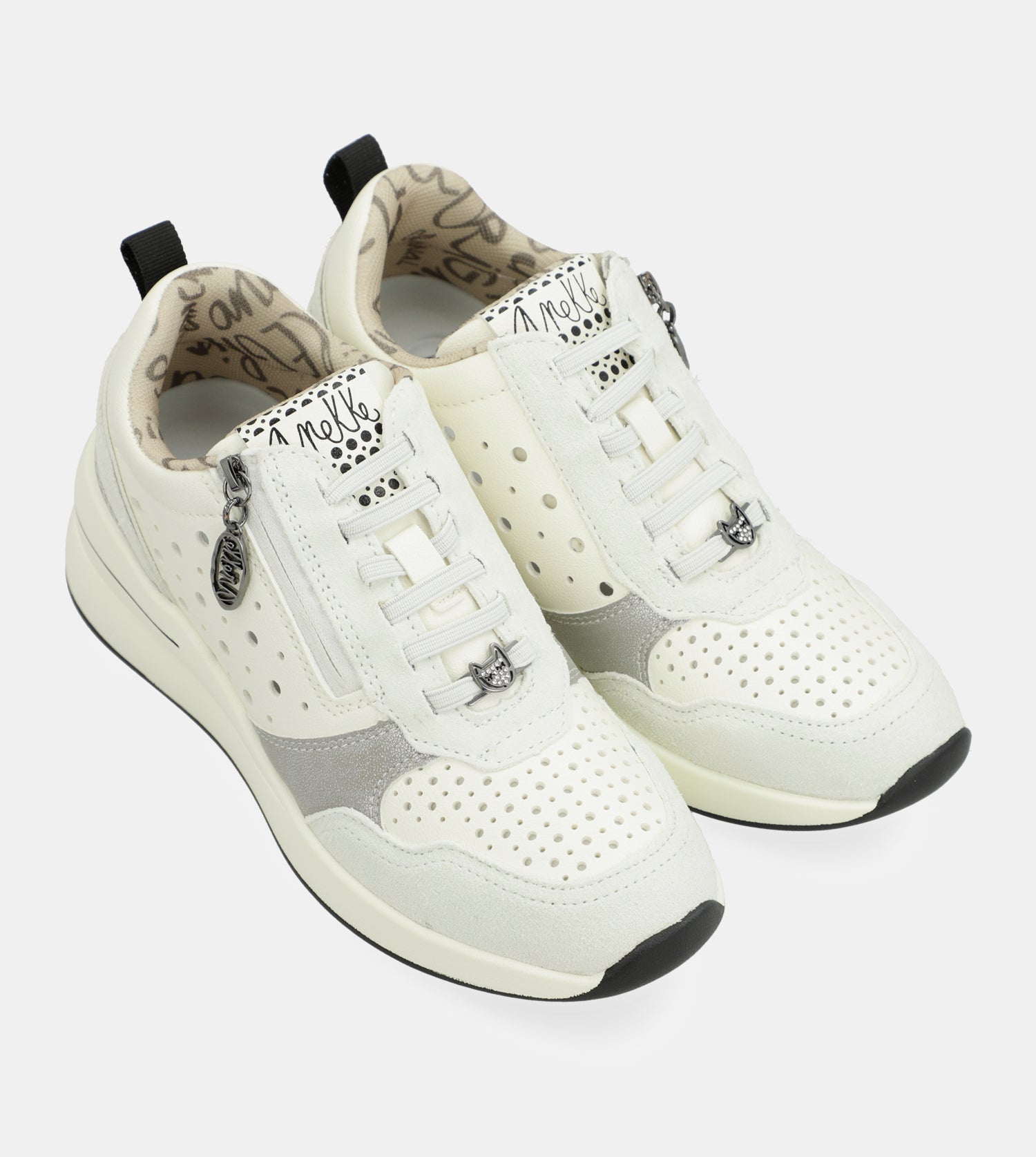 Weiße Keil-Sneakers mit Punkten