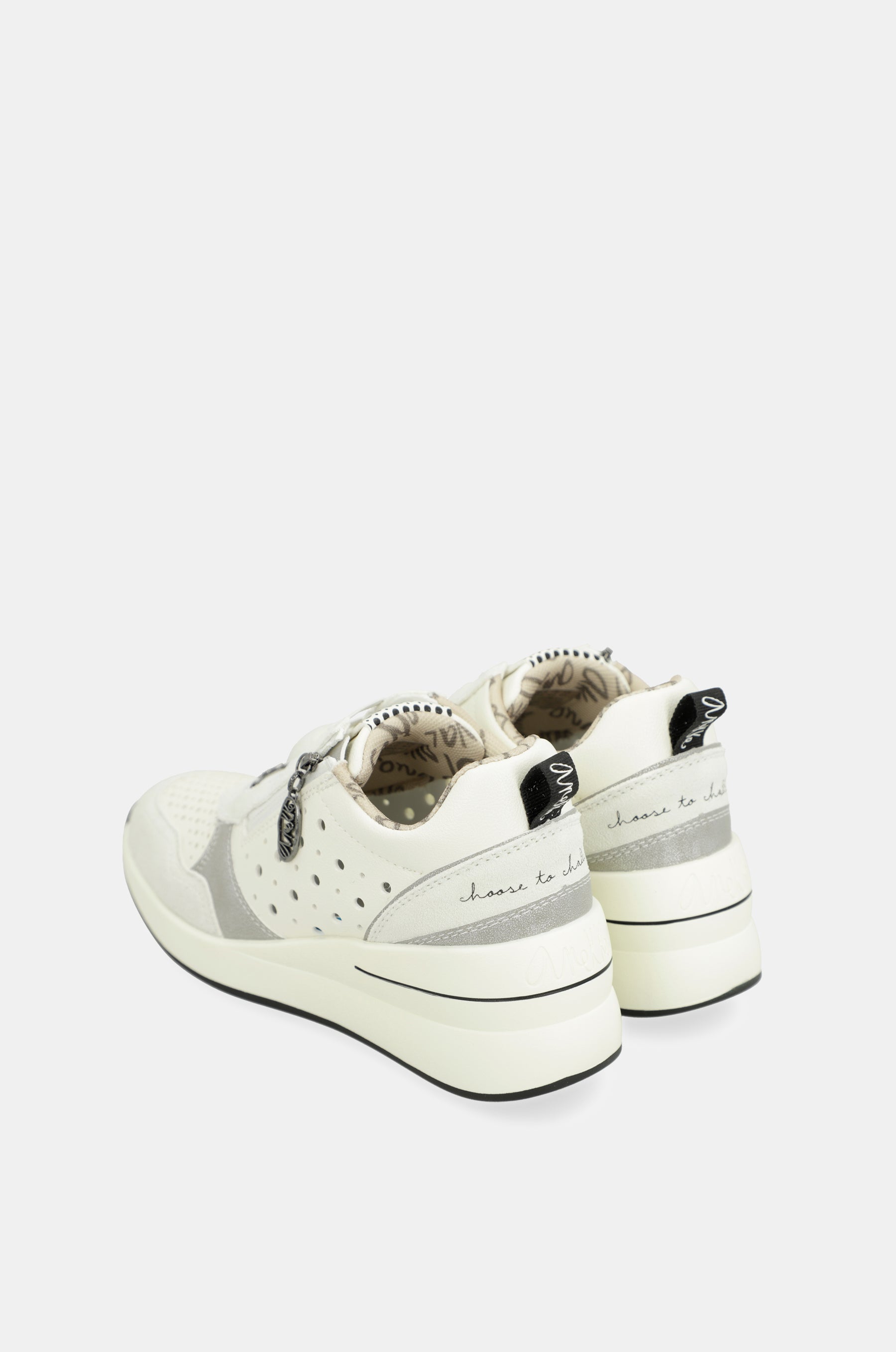 Weiße Keil-Sneakers mit Punkten