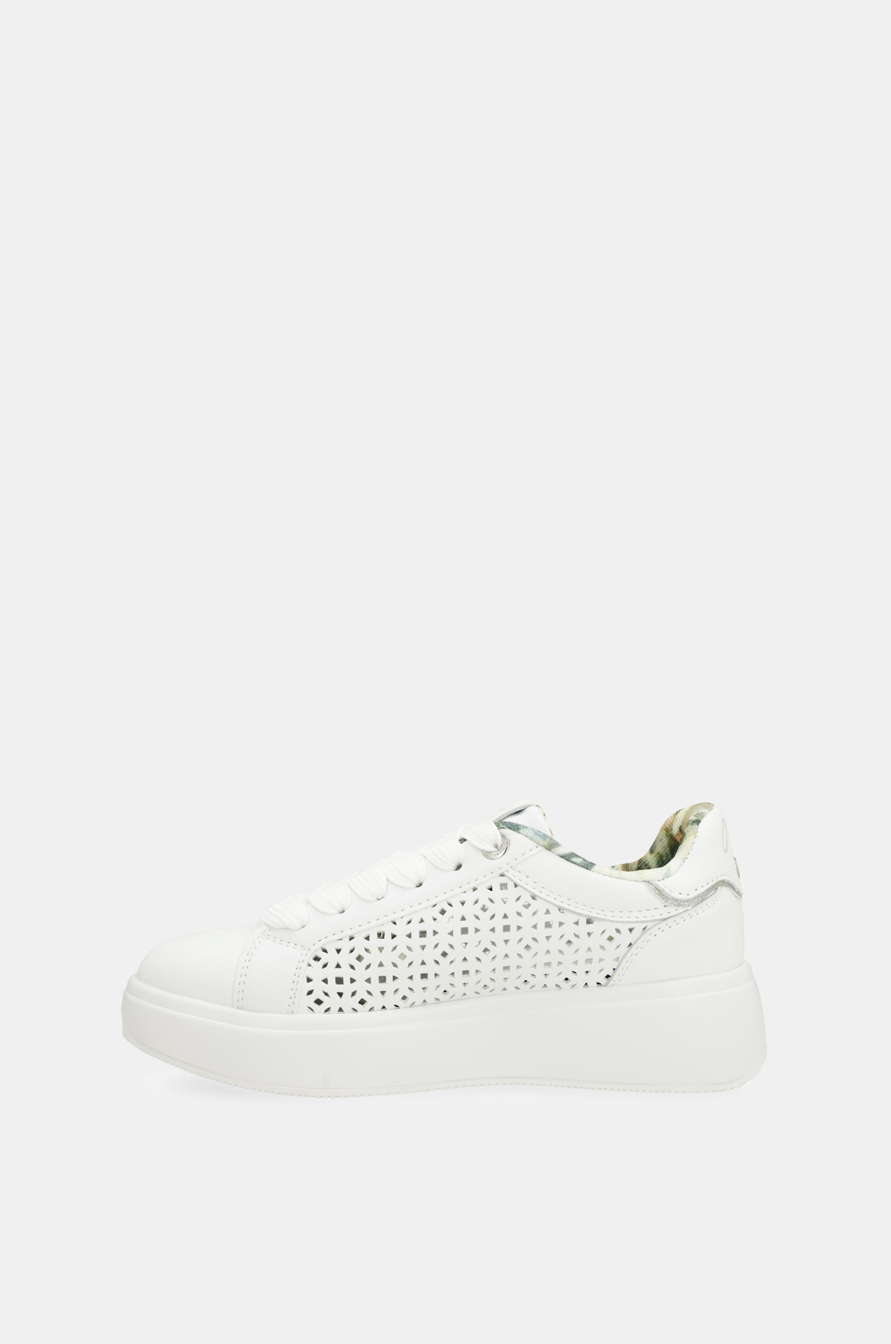 Weiße gefleckte Sneakers
