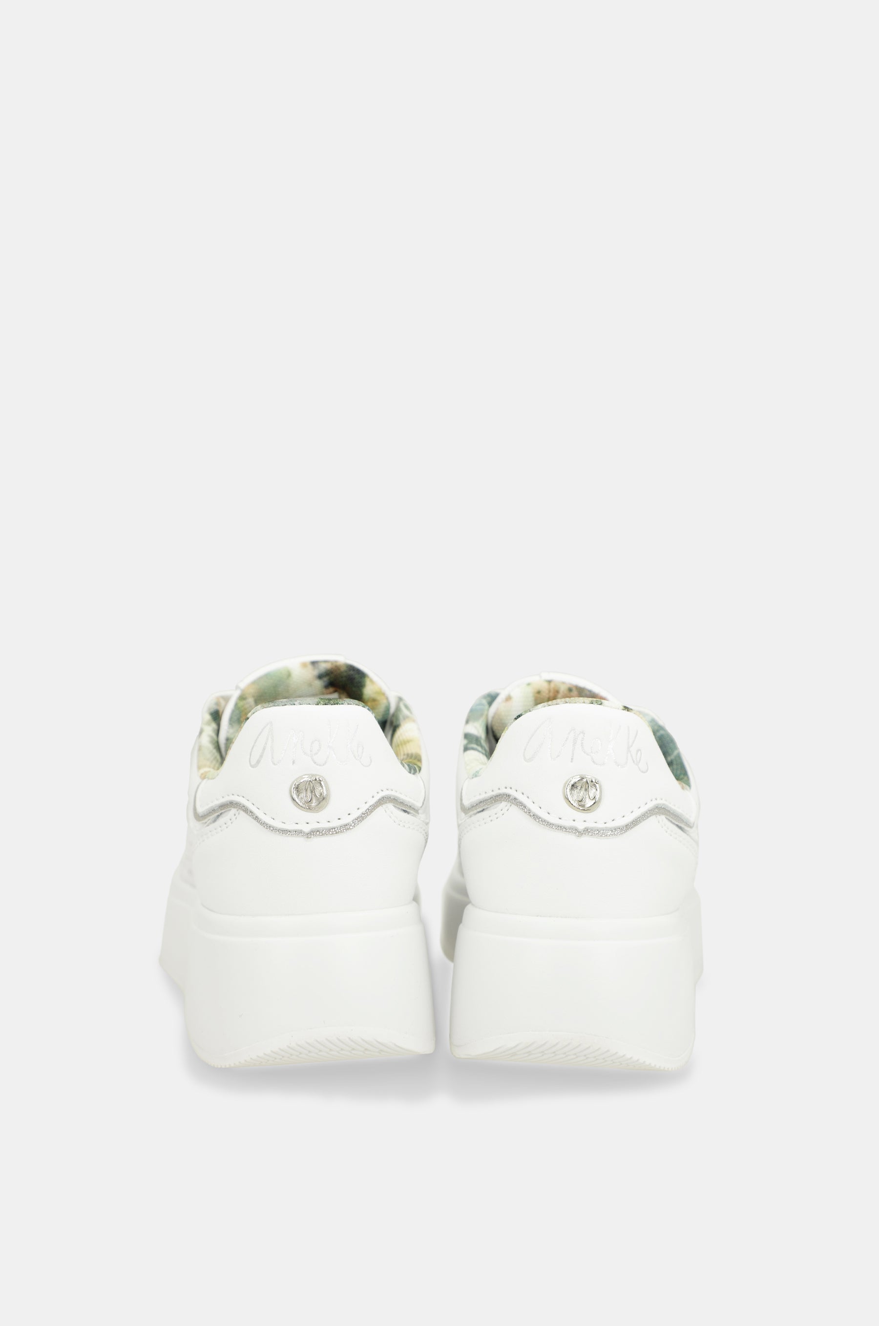 Weiße gefleckte Sneakers