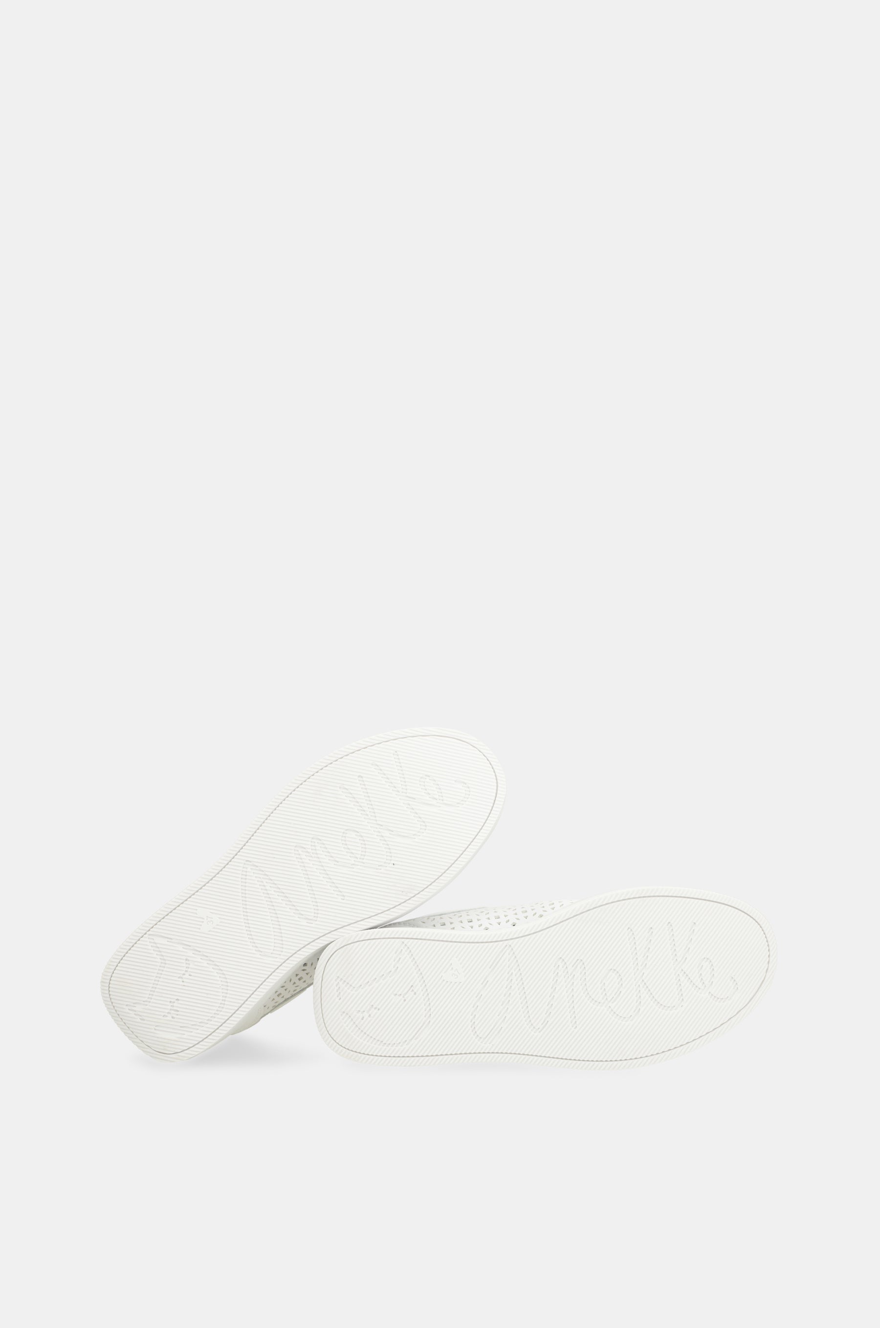 Weiße gefleckte Sneakers