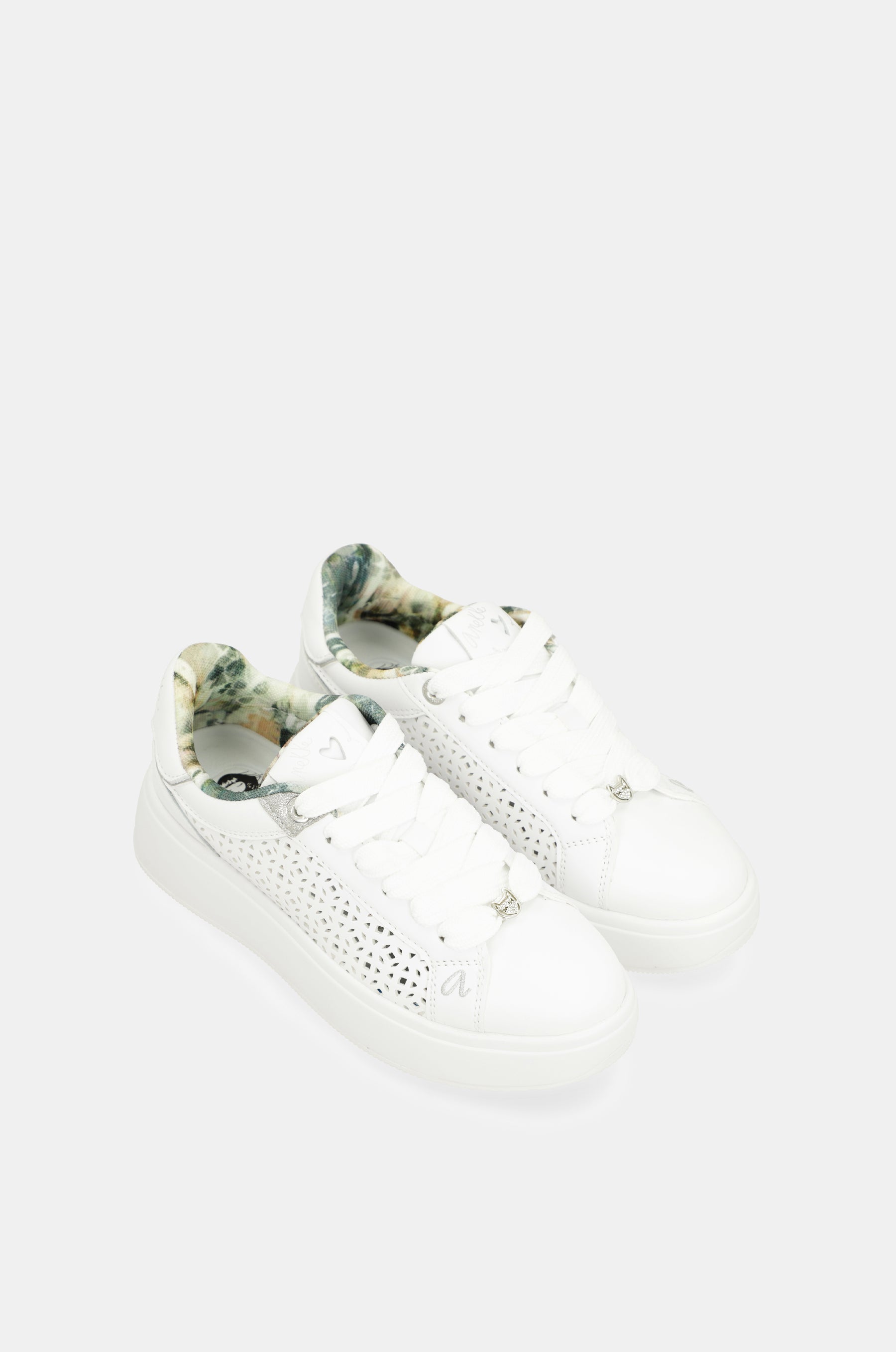 Weiße gefleckte Sneakers