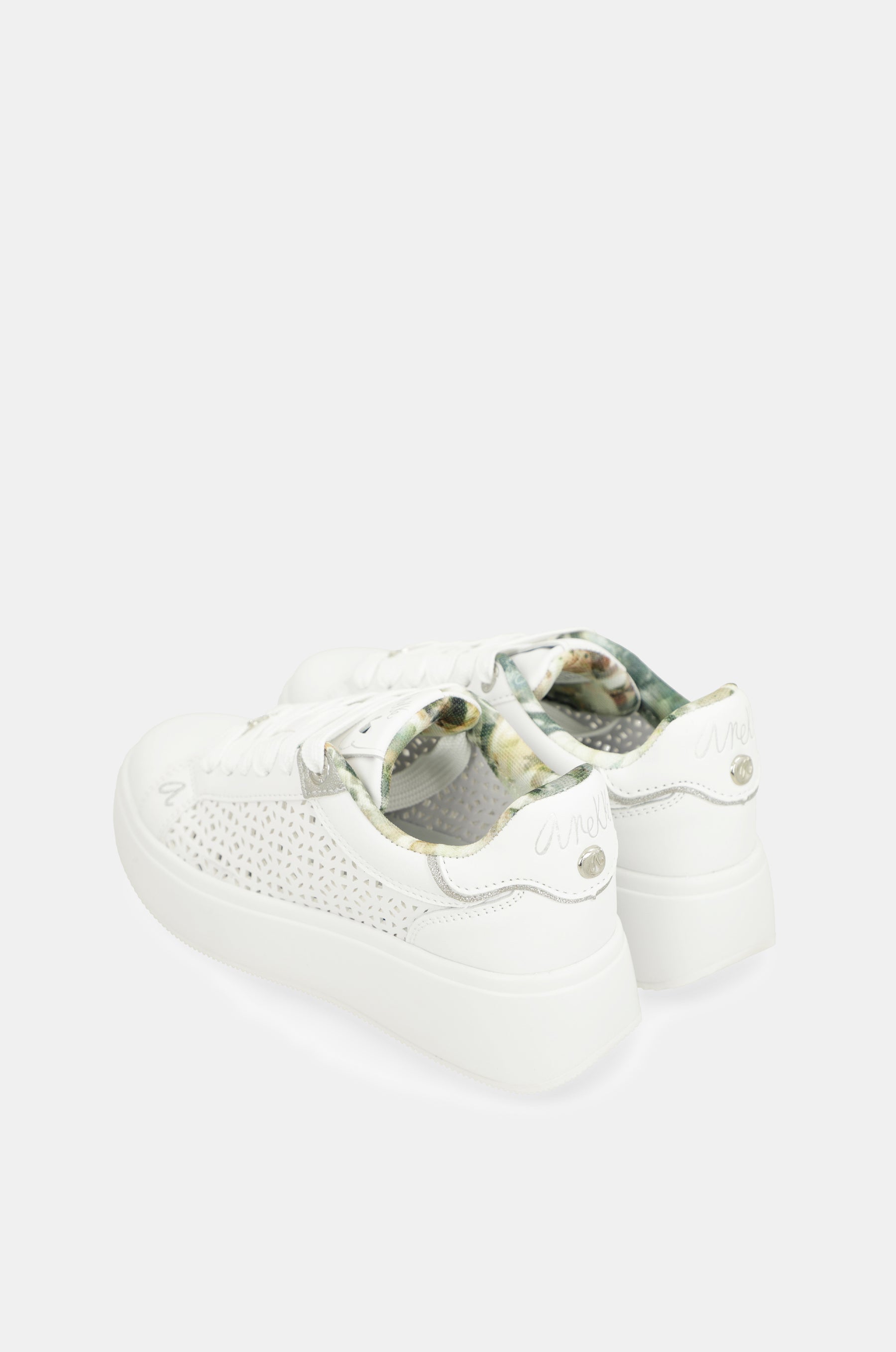 Weiße gefleckte Sneakers