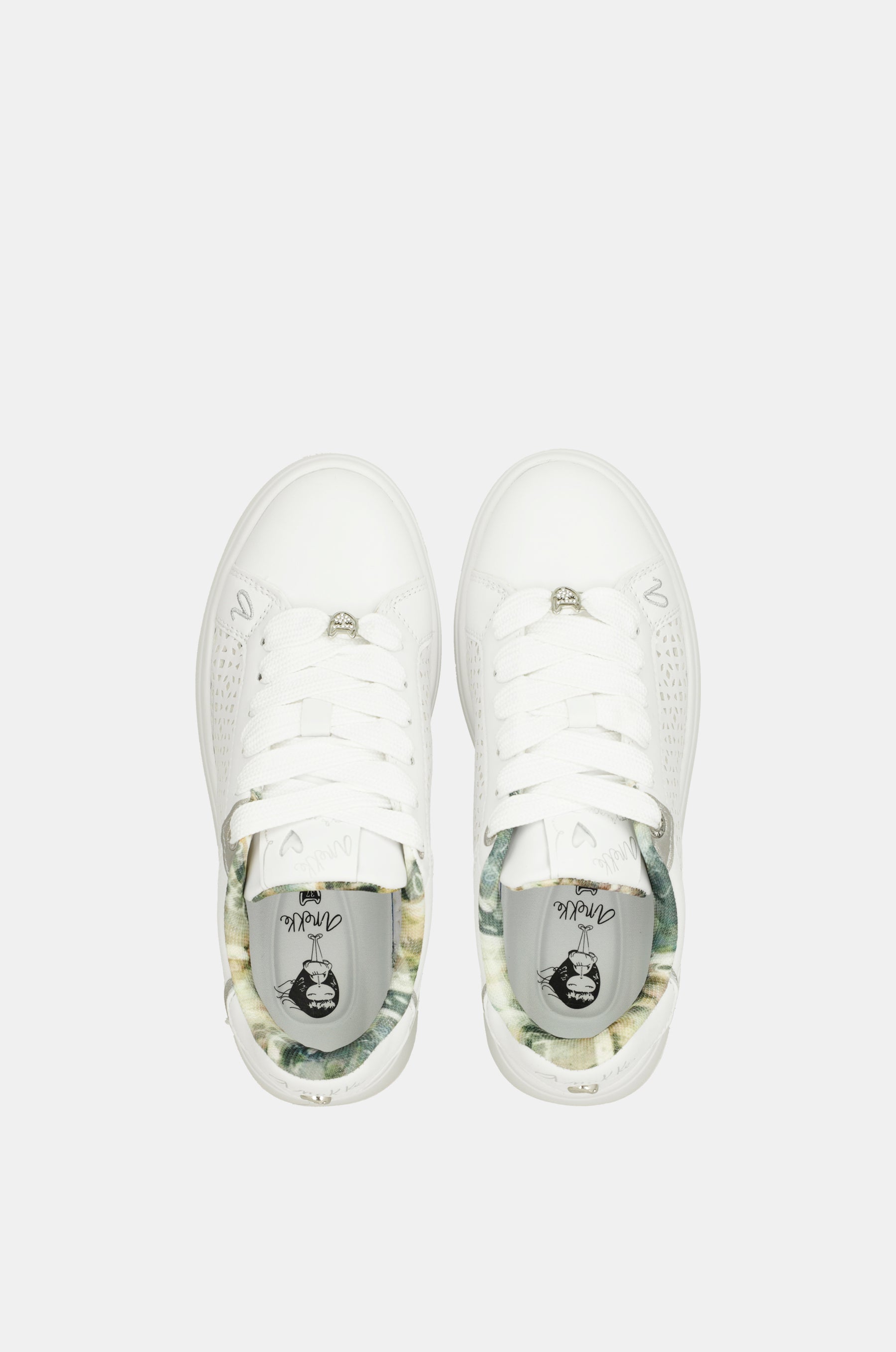 Weiße gefleckte Sneakers
