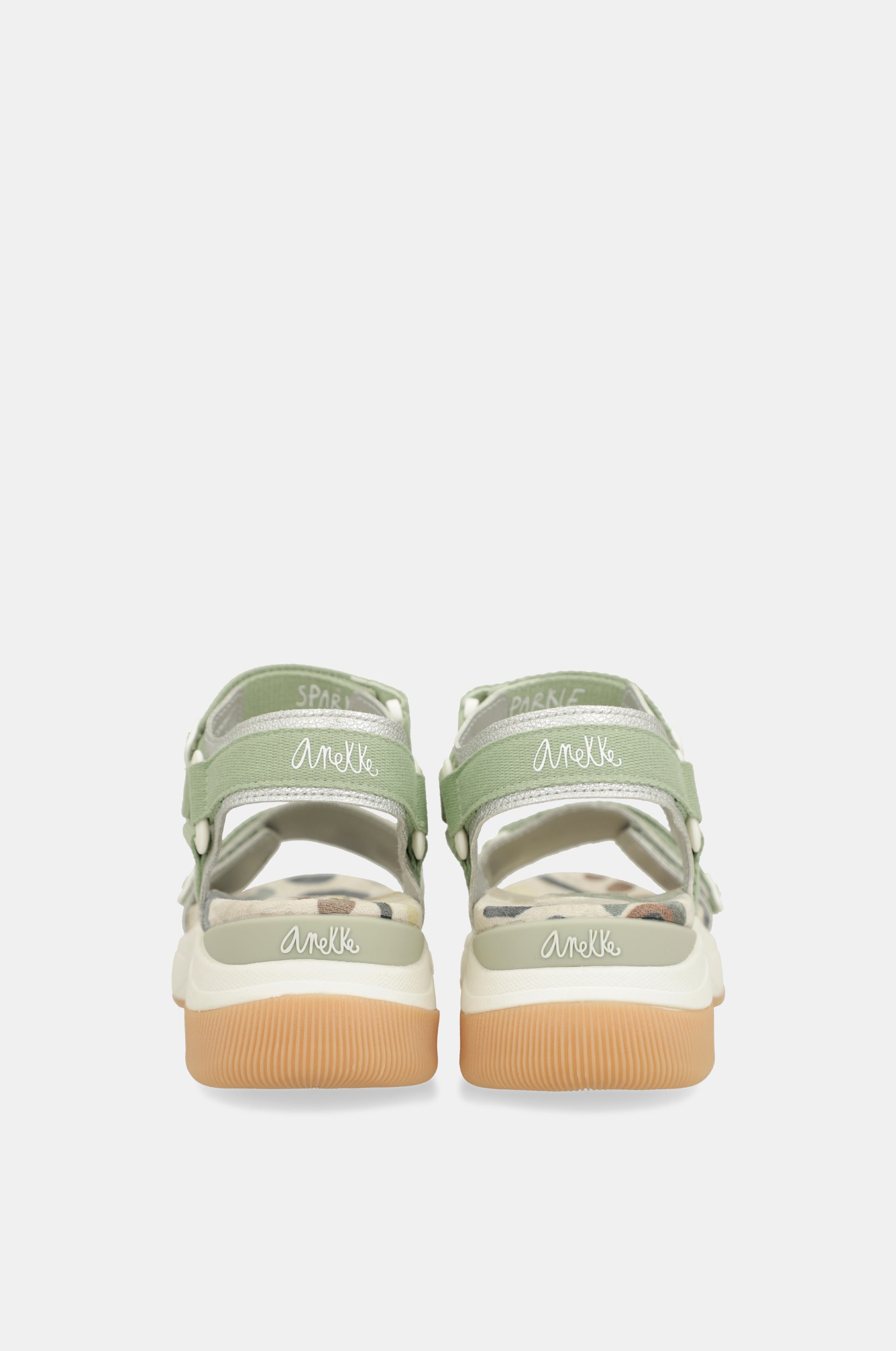 Grüne Sportsandalen
