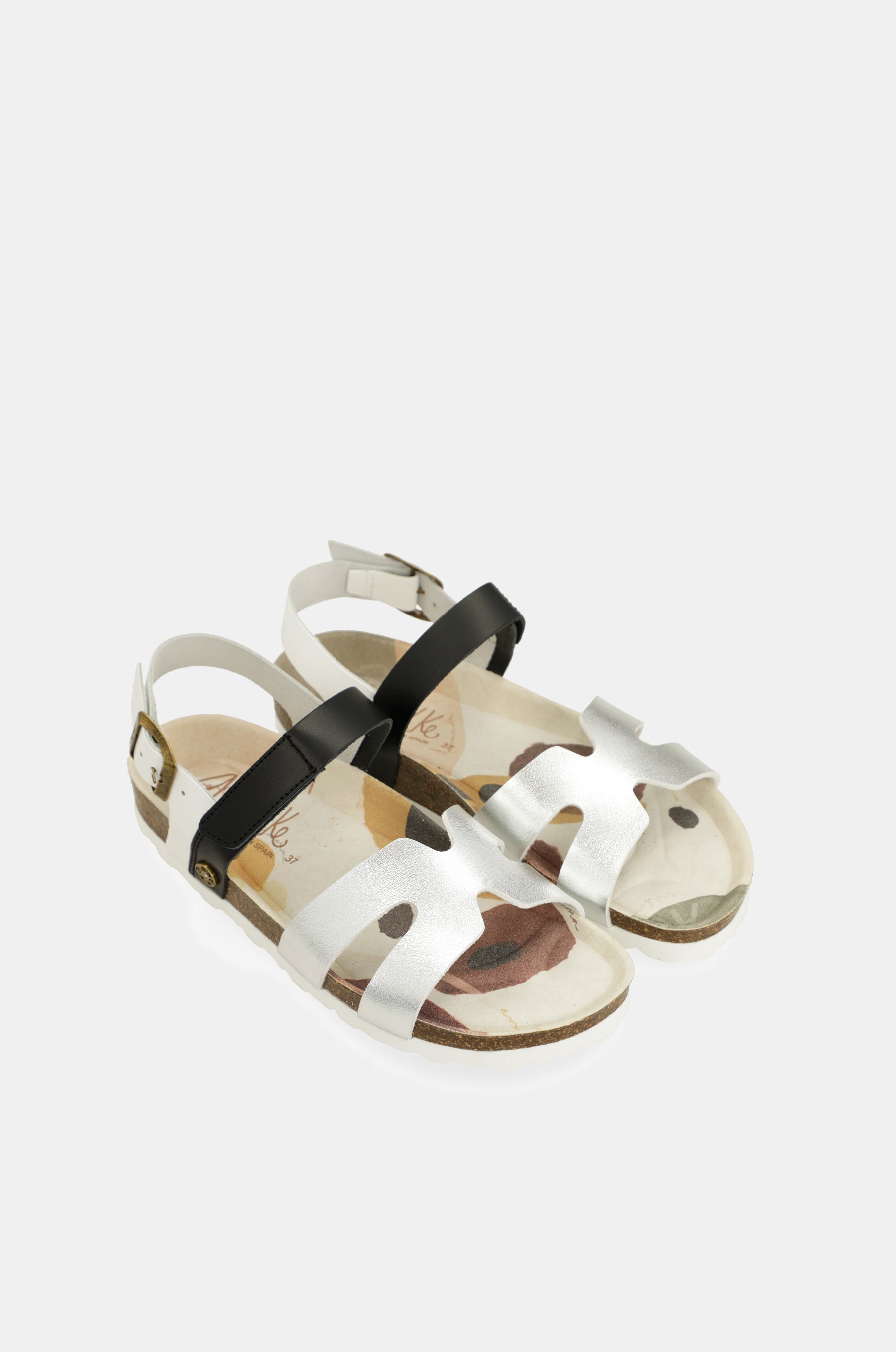 Silberne und schwarze Sandalen